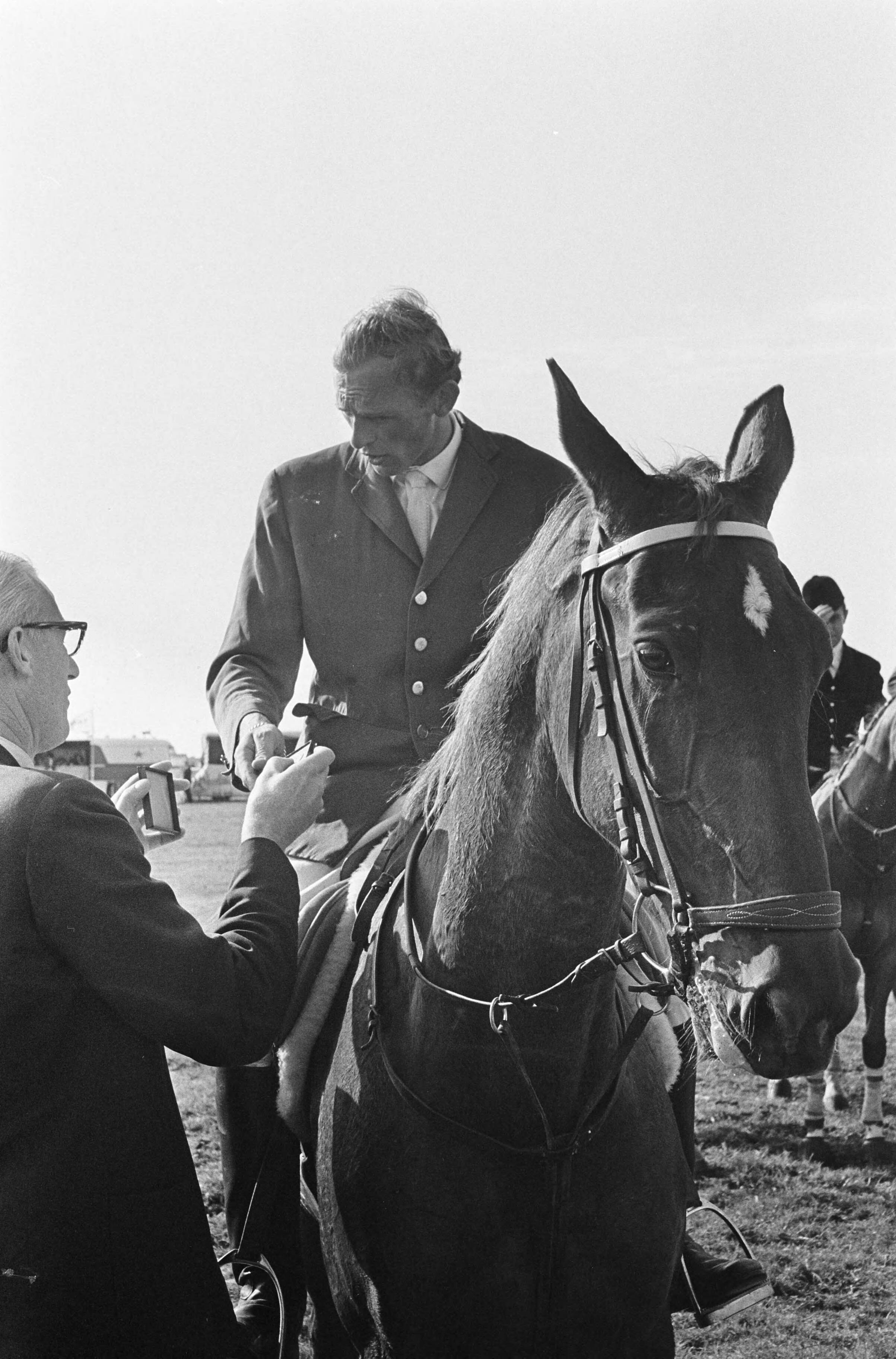 Fotocollectie Anefo — Nederlands kampioenschap springen te Blaricum, kampioen Jan Maathuis op paard Fliegette — Foto: Kroon, Ron / Anefo. Licentie: Set B: Rechtenvrij / Publiek Domein. Bron: Nationaal Archief. http://hdl.handle.net/10648/aab4da22-d0b4-102d-bcf8-003048976d84