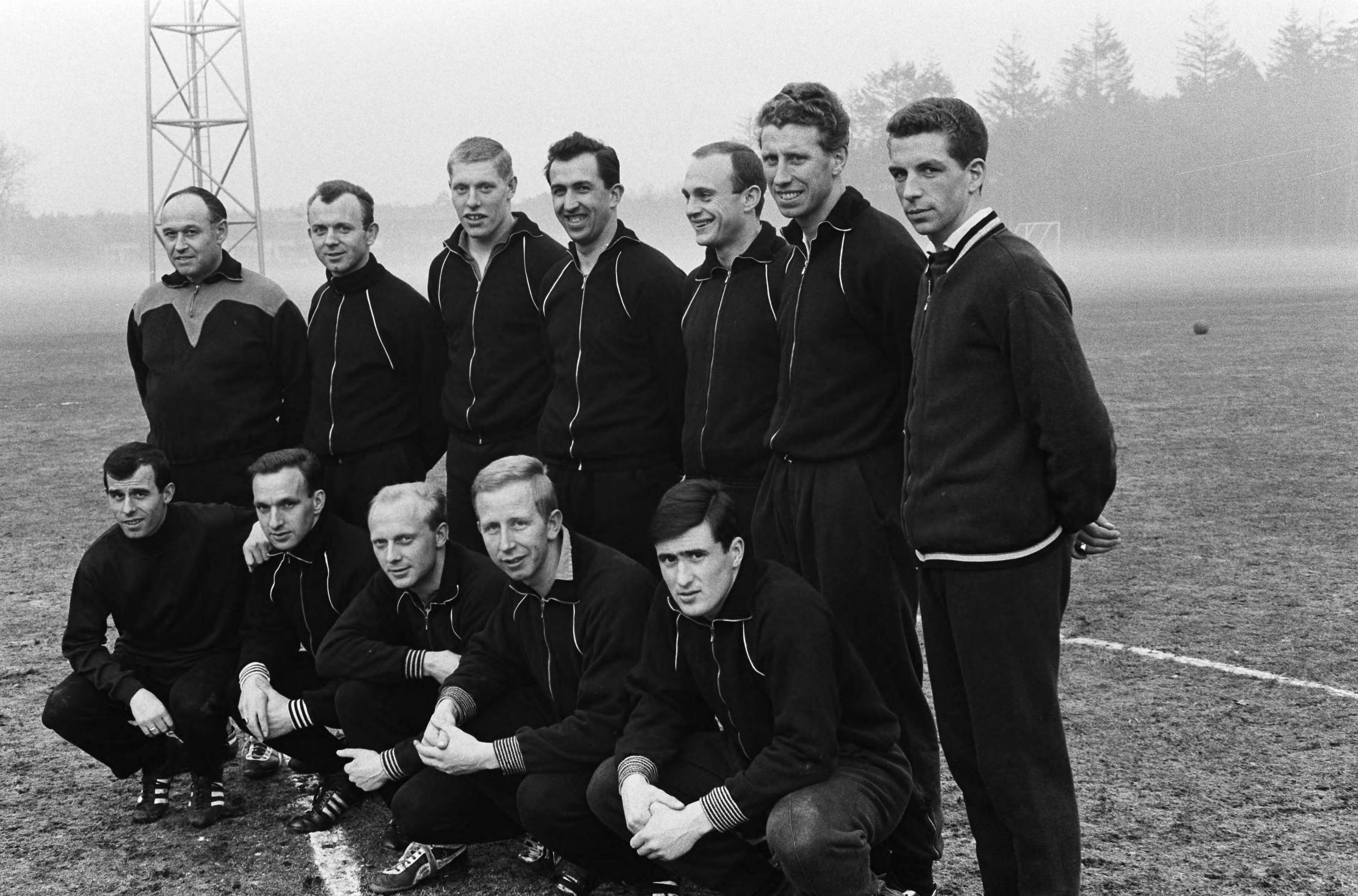 Fotocollectie Anefo — Training Nederlands elftal te Zeist, het elftal. Staand vlnr. Elek Schwartz (bondscoach), Van Wissen, Pronk, Pieters Graafland, Ouderland, Klaassens, Haak. Gehurkt vlnr. Moulijn, Bennaars, Kruiver, Groot, Swart — Foto: Pot, Harry / Anefo. Licentie: Set B: Rechtenvrij / Publiek Domein. Bron: Nationaal Archief. http://hdl.handle.net/10648/aa2fa032-d0b4-102d-bcf8-003048976d84