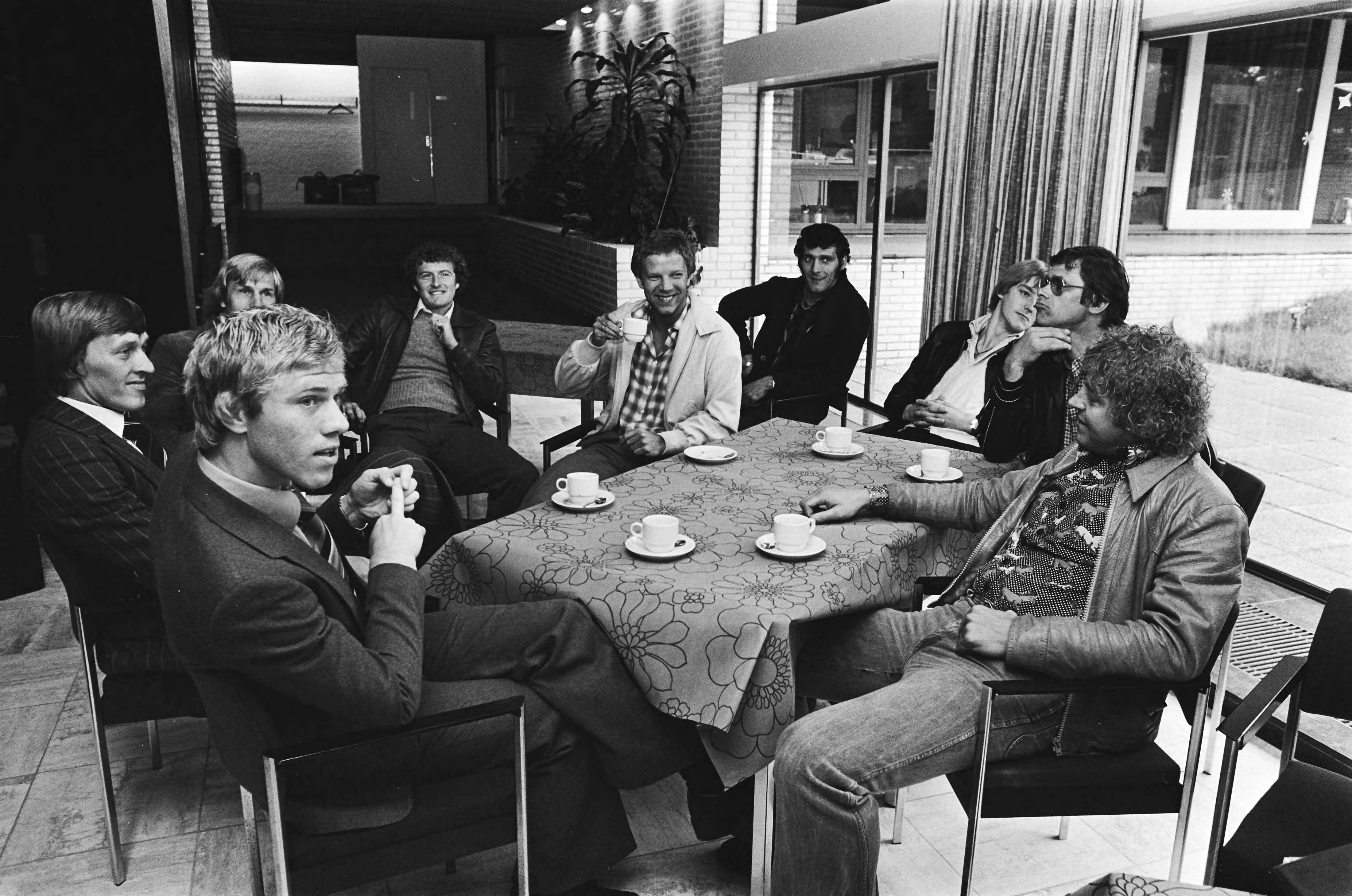 Fotocollectie Anefo — Vrijwilligers uit selectie Nederlandse elftal voor trainingen op Zeist; trainer Zwartkruis spreekt tot de spelers — Foto: Peters, Hans / Anefo. Licentie: Set B: Rechtenvrij / Publiek Domein. Bron: Nationaal Archief. http://hdl.handle.net/10648/acb1f224-d0b4-102d-bcf8-003048976d84