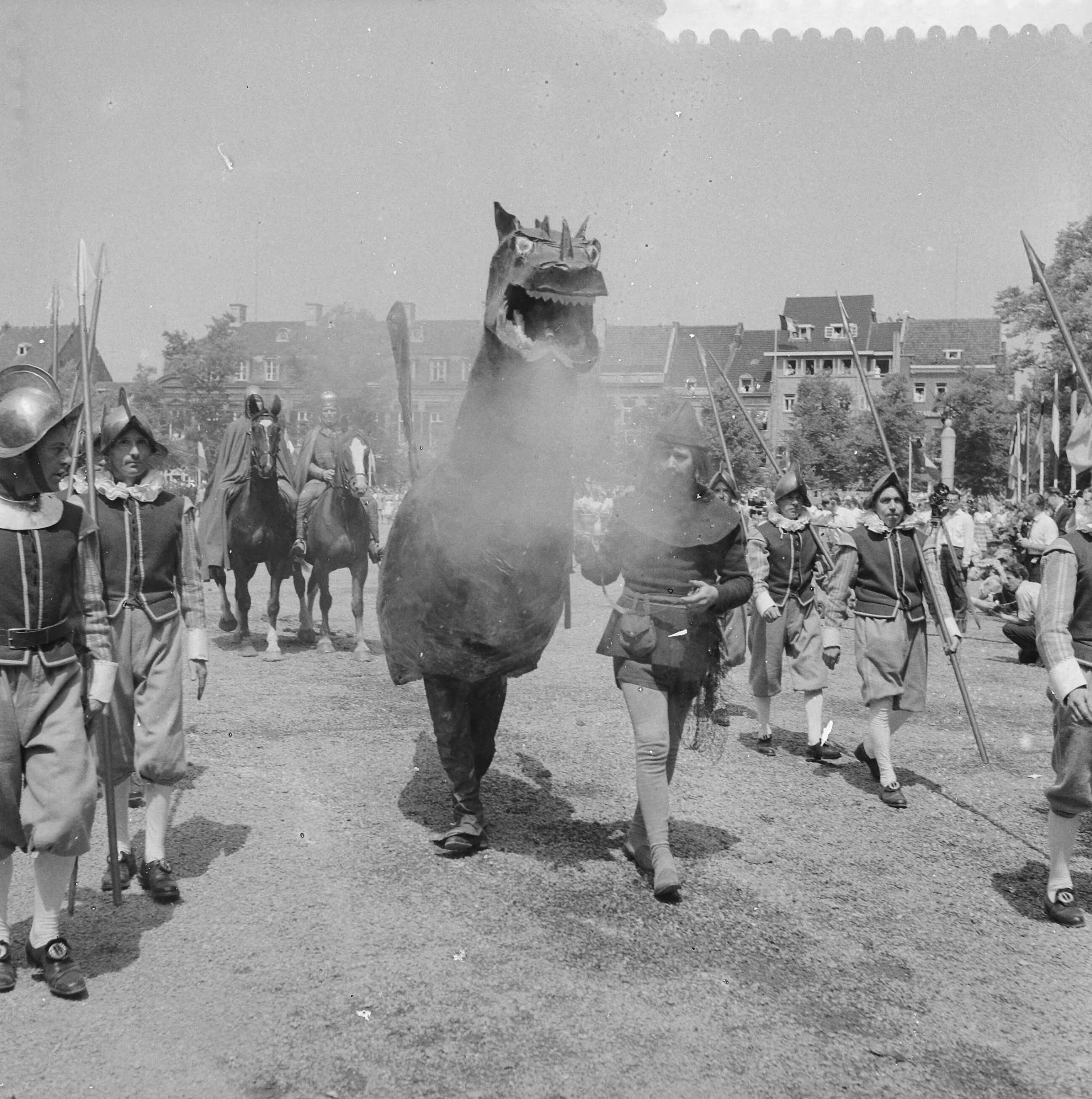 Staatsbezoek koning Boudewijn 1959 — Vierde dag van het bezoek van koning Boudewijn. Huldiging op het Vrijthof door de Maaslanden — Foto: Noske, J.D. / Anefo. Licentie: Set B: Rechtenvrij / Publiek Domein. Bron: Nationaal Archief. http://hdl.handle.net/10648/a998c946-d0b4-102d-bcf8-003048976d84