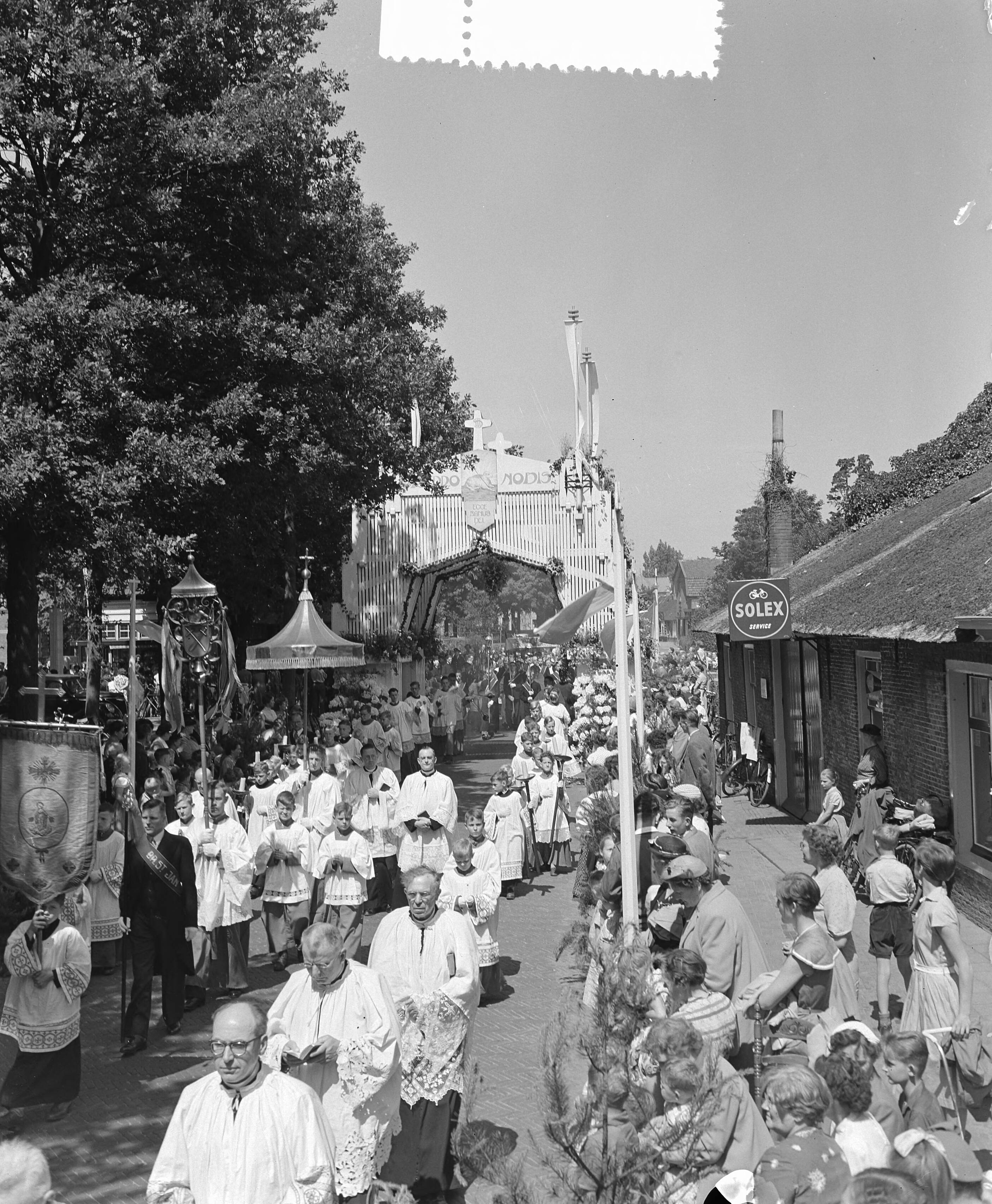 Fotocollectie Anefo — St. Jansprocessie te Laren (N.H.) — Foto: Rossem, Wim van / Anefo. Licentie: Set B: Rechtenvrij / Publiek Domein. Bron: Nationaal Archief. http://hdl.handle.net/10648/a92444ea-d0b4-102d-bcf8-003048976d84