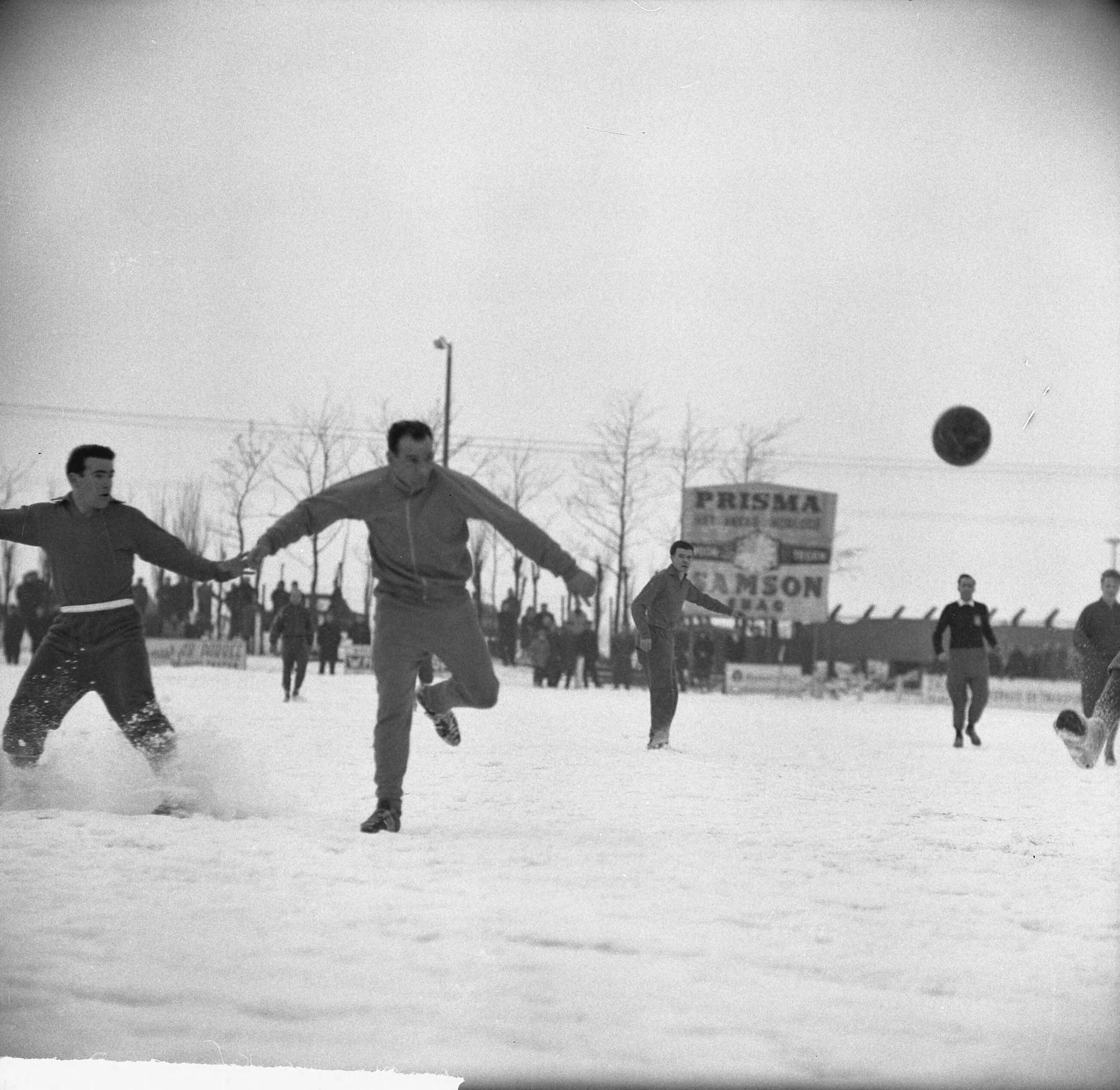 Fotocollectie Anefo — Voetbal. KFC tegen DWS 1-5. Spelmoment — Foto: Nijs, Jac. de / Anefo. Licentie: Set B: Rechtenvrij / Publiek Domein. Bron: Nationaal Archief. http://hdl.handle.net/10648/aa287e42-d0b4-102d-bcf8-003048976d84