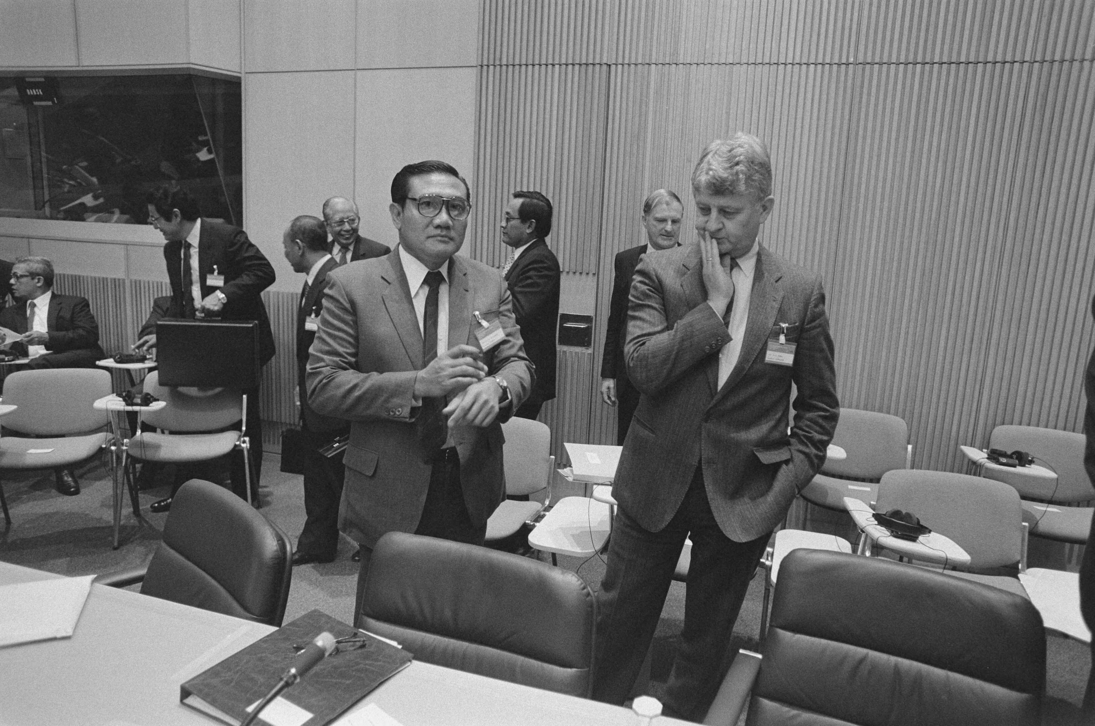 Fotocollectie Anefo — IGGI-conferentie Den Haag ; Indonesische delegatieleider Wardhana en minister Bukman — Foto: Bogaerts, Rob / Anefo. Licentie: Set B: Rechtenvrij / Publiek Domein. Bron: Nationaal Archief. http://hdl.handle.net/10648/ad61a458-d0b4-102d-bcf8-003048976d84