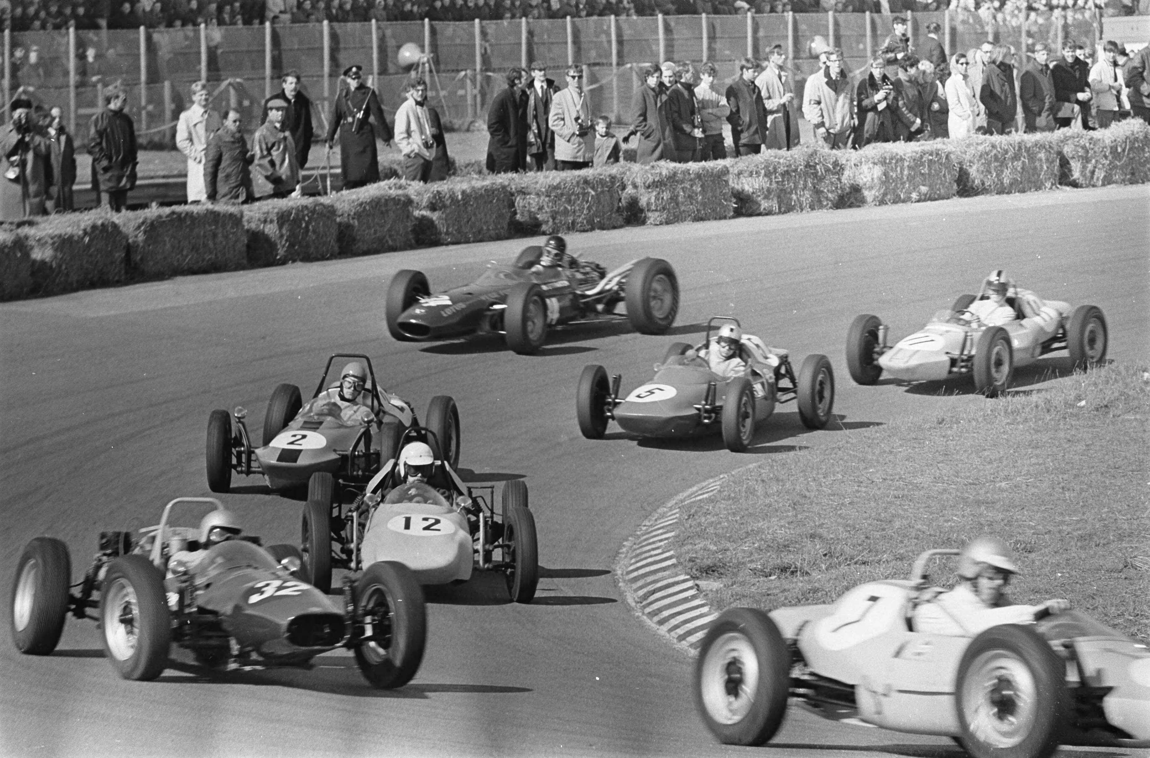 Fotocollectie Anefo — Autoraces op Zandvoort. Autoraces op Zandvoort. Overzicht formule libre Monoposto — Foto: Jongerhuis, Pieter / Anefo. Licentie: Set B: Rechtenvrij / Publiek Domein. Bron: Nationaal Archief. http://hdl.handle.net/10648/ab3c3ecc-d0b4-102d-bcf8-003048976d84