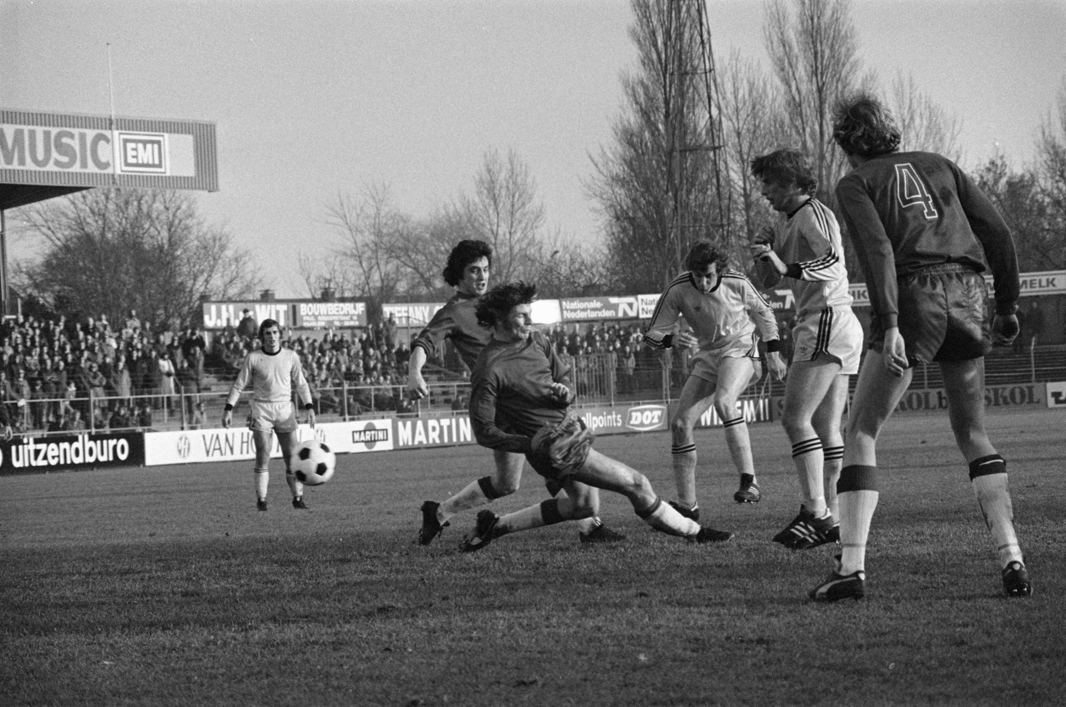 Fotocollectie Anefo — Haarlem tegen FC Twente 1-1, Arnold Mühren (2e van r) scoort voor Twente, George en De Vries kunnen dit niet meer verhelpen — Foto: Suyk, Koen / Anefo. Licentie: Set B: Rechtenvrij / Publiek Domein. Bron: Nationaal Archief. http://hdl.handle.net/10648/aca7a648-d0b4-102d-bcf8-003048976d84