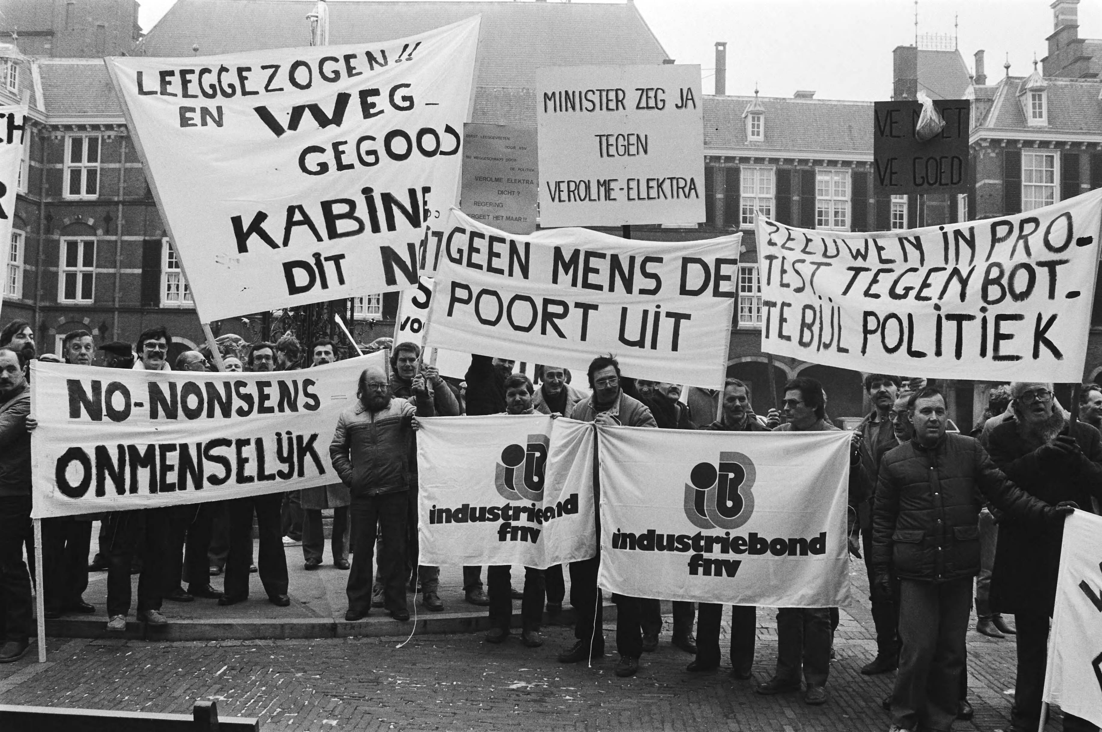 Demonstratie van RSV-werknemers op het Binnenhof in Den Haag tegen verlies aan werkgelegenheid — Spandoek: "Geen mens de poort uit" — Foto: Antonisse, Marcel / Anefo. Licentie: Set B: Rechtenvrij / Publiek Domein. Bron: Nationaal Archief. http://hdl.handle.net/10648/ad259c1a-d0b4-102d-bcf8-003048976d84