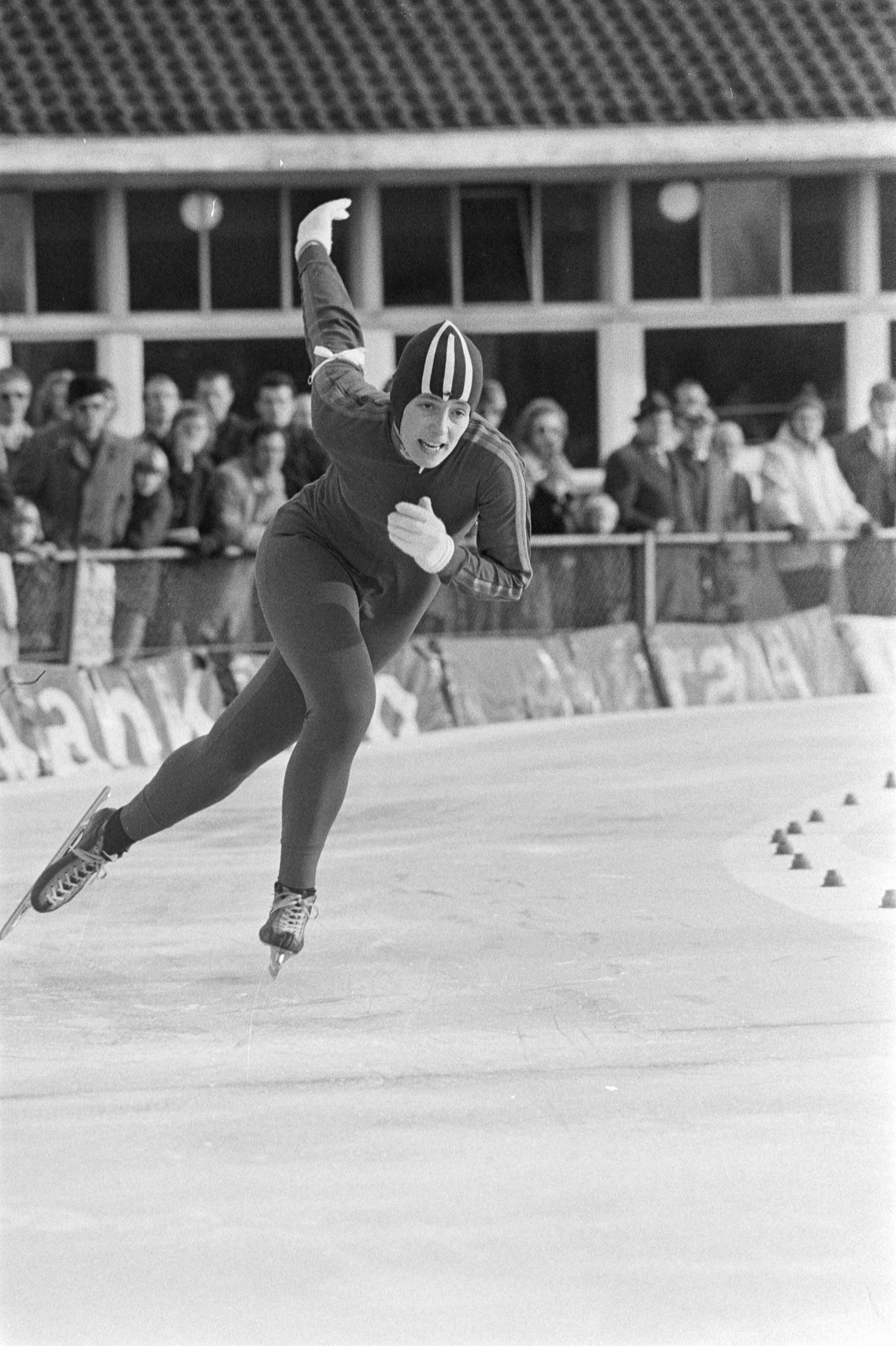 Fotocollectie Anefo — Nederlandse kampioenschappen schaatsen in Groningen; Sijtje van de Lende in aktie (kampioen) — Foto: Verhoeff, Bert / Anefo. Licentie: Set B: Rechtenvrij / Publiek Domein. Bron: Nationaal Archief. http://hdl.handle.net/10648/ac7a9de2-d0b4-102d-bcf8-003048976d84