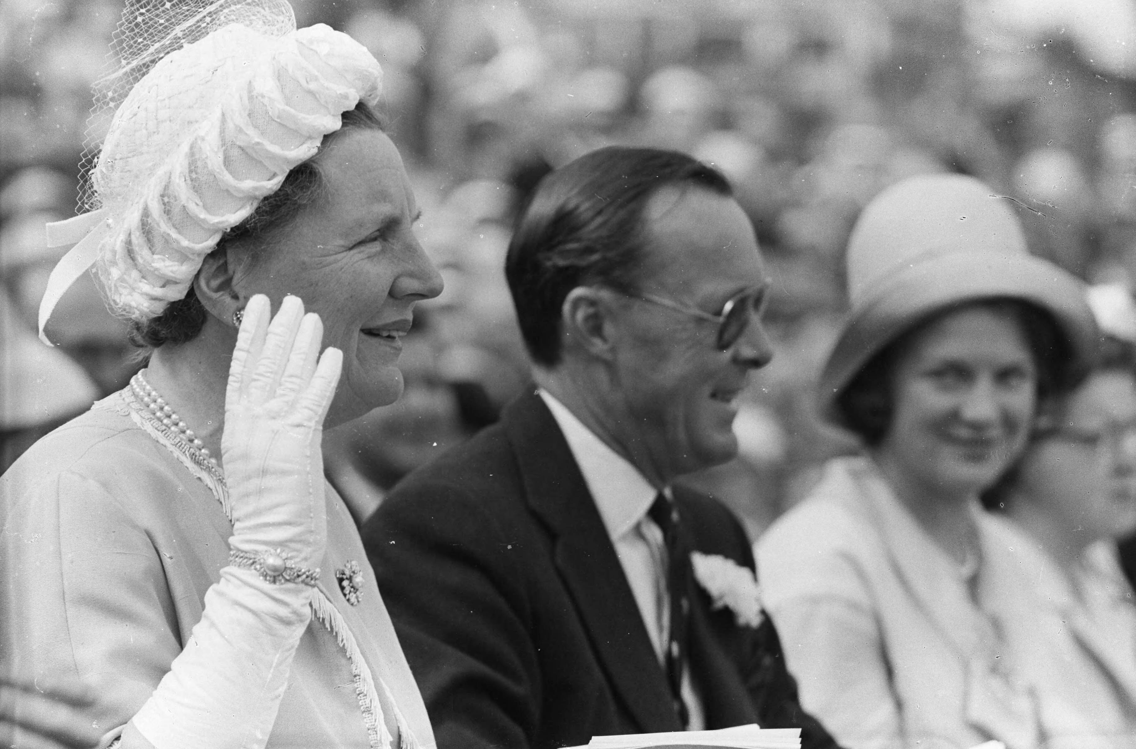 Koninklijk bezoek aan Groningen en Friesland (1962) — Koninklijk bezoek aan Leeuwarden — Foto: Pot, Harry / Anefo. Licentie: Set B: Rechtenvrij / Publiek Domein. Bron: Nationaal Archief. http://hdl.handle.net/10648/aa06d56c-d0b4-102d-bcf8-003048976d84