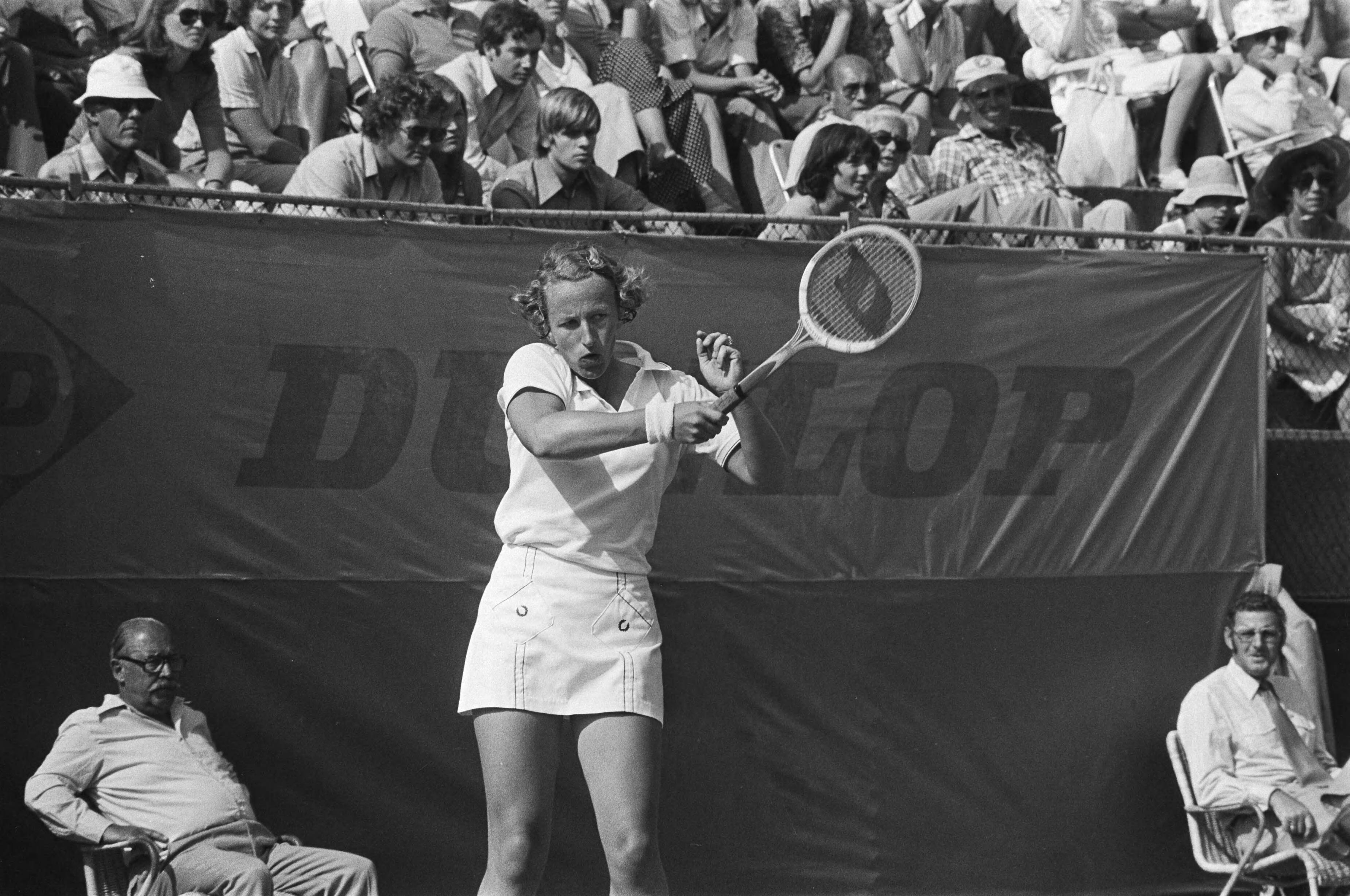 Fotocollectie Anefo — Nationale tenniskampioenschappen Scheveningen ; finales Tineke Zwaag in aktie (Kampioenschappen 1976) — Foto: Croes, Rob C. / Anefo. Licentie: Set B: Rechtenvrij / Publiek Domein. Bron: Nationaal Archief. http://hdl.handle.net/10648/ac89c1c8-d0b4-102d-bcf8-003048976d84