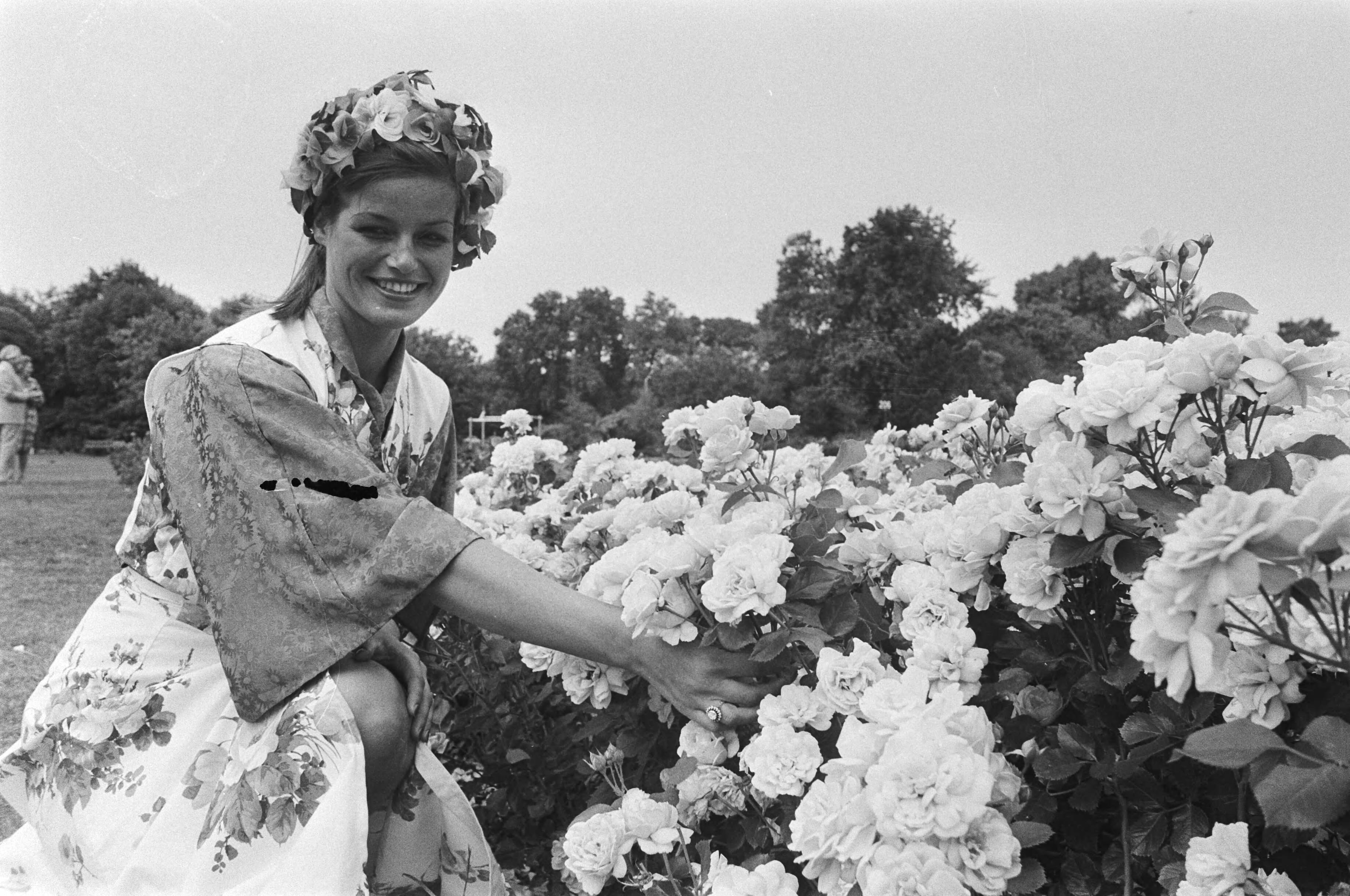Fotocollectie Anefo — Rozenkoningin Ada Erotsieck bezoekt rozententoonstelling in Den Haag — Foto: Bogaerts, Rob / Anefo. Licentie: Set B: Rechtenvrij / Publiek Domein. Bron: Nationaal Archief. http://hdl.handle.net/10648/ac87eccc-d0b4-102d-bcf8-003048976d84