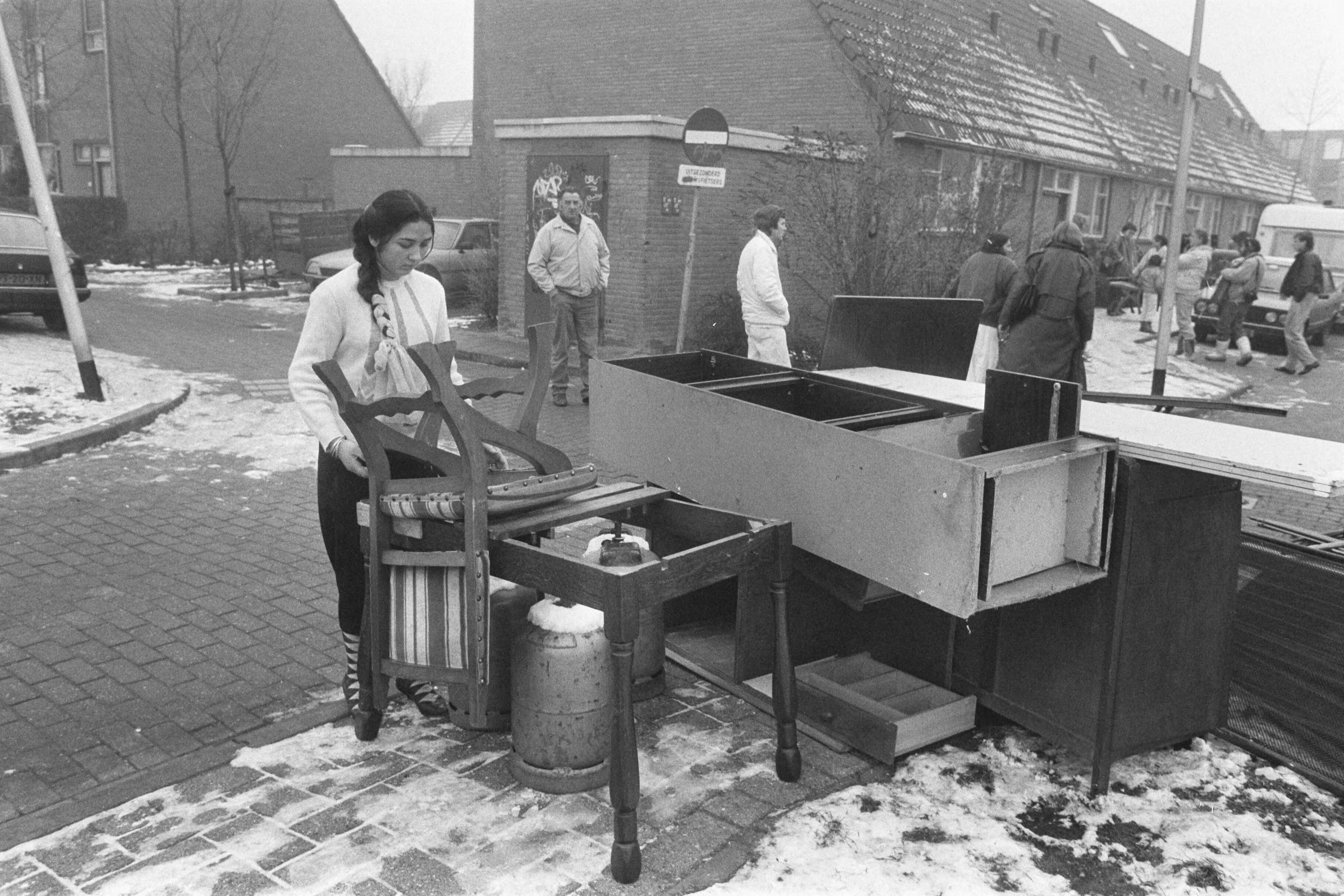 Fotocollectie Anefo — Zigeunerfamilie Milan Duric uit huis in Nieuwegein gezet zigeunermeisje zet huisraad buiten — Foto: Bogaerts, Rob / Anefo. Licentie: Set B: Rechtenvrij / Publiek Domein. Bron: Nationaal Archief. http://hdl.handle.net/10648/ad5bcc68-d0b4-102d-bcf8-003048976d84
