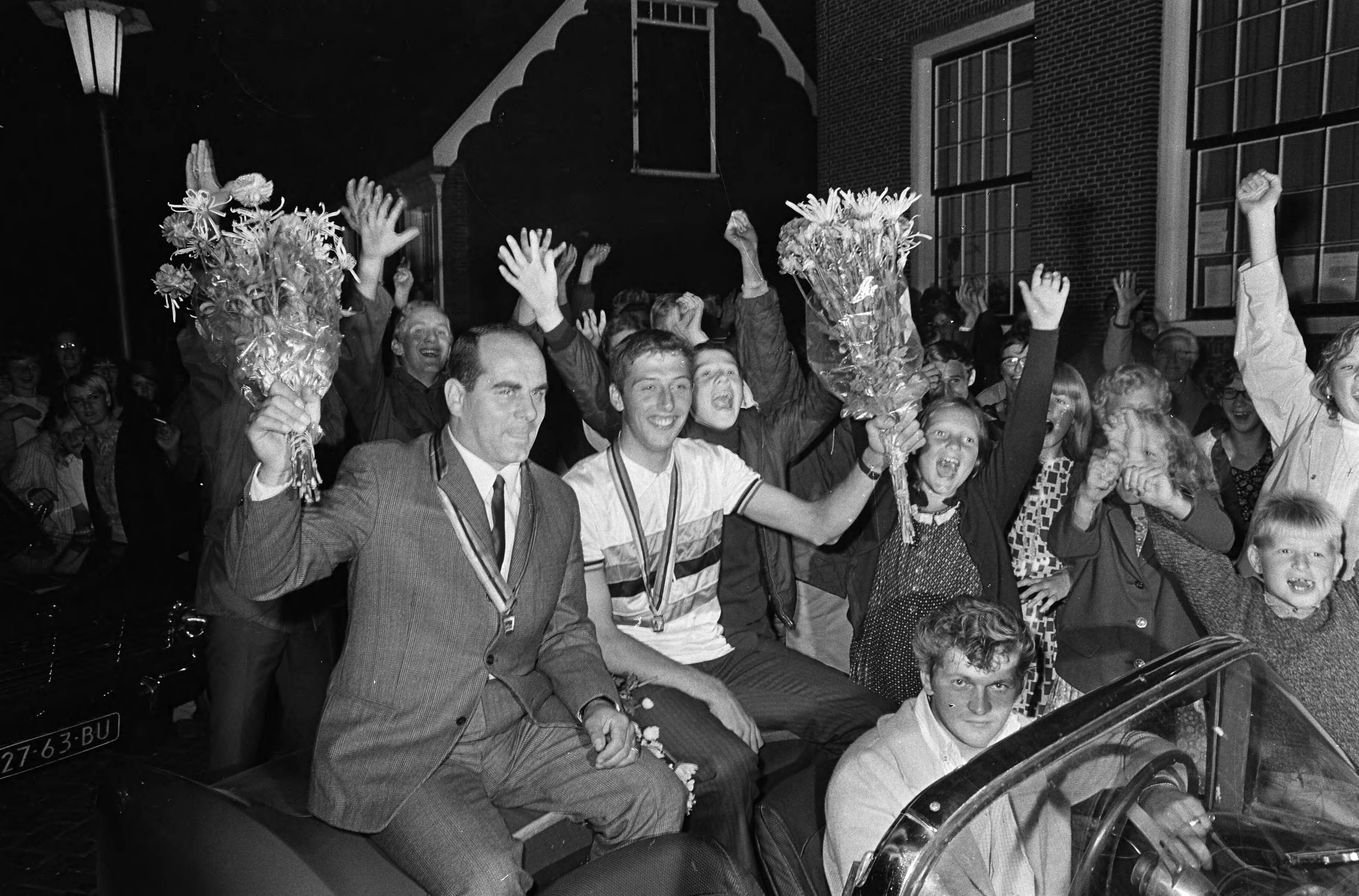 Fotocollectie Anefo — Huldiging Piet de Wit in Wormer. Hier samen met Noppi Koch in auto — Foto: Kroon, Ron / Anefo. Licentie: Set B: Rechtenvrij / Publiek Domein. Bron: Nationaal Archief. http://hdl.handle.net/10648/ab24ef1a-d0b4-102d-bcf8-003048976d84