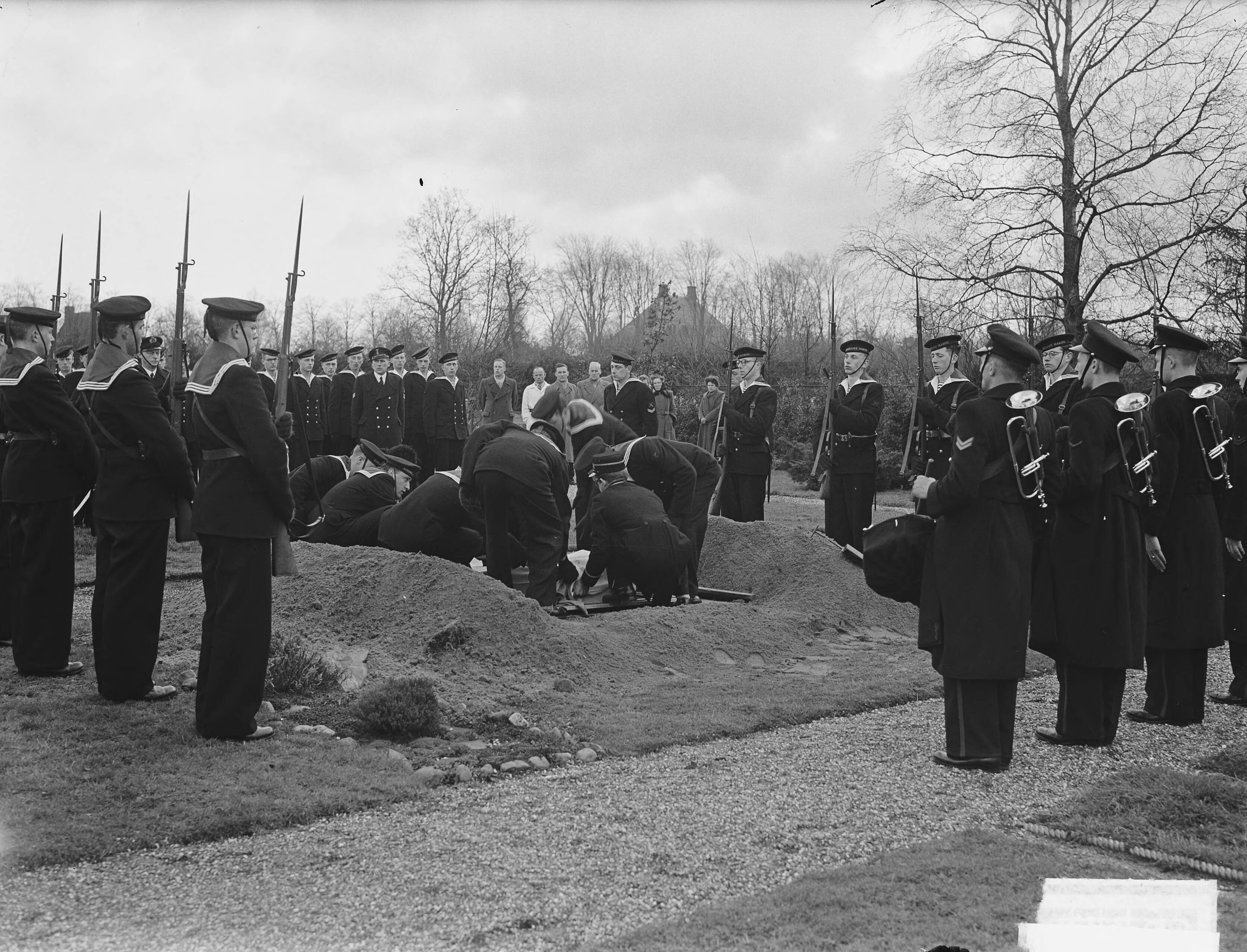Begrafenis MOC Hilversum — Begrafenis MOC Hilversum. E. Klaasse — Foto: Pot, Harry / Anefo. Licentie: Set B: Rechtenvrij / Publiek Domein. Bron: Nationaal Archief. http://hdl.handle.net/10648/a8e68d30-d0b4-102d-bcf8-003048976d84