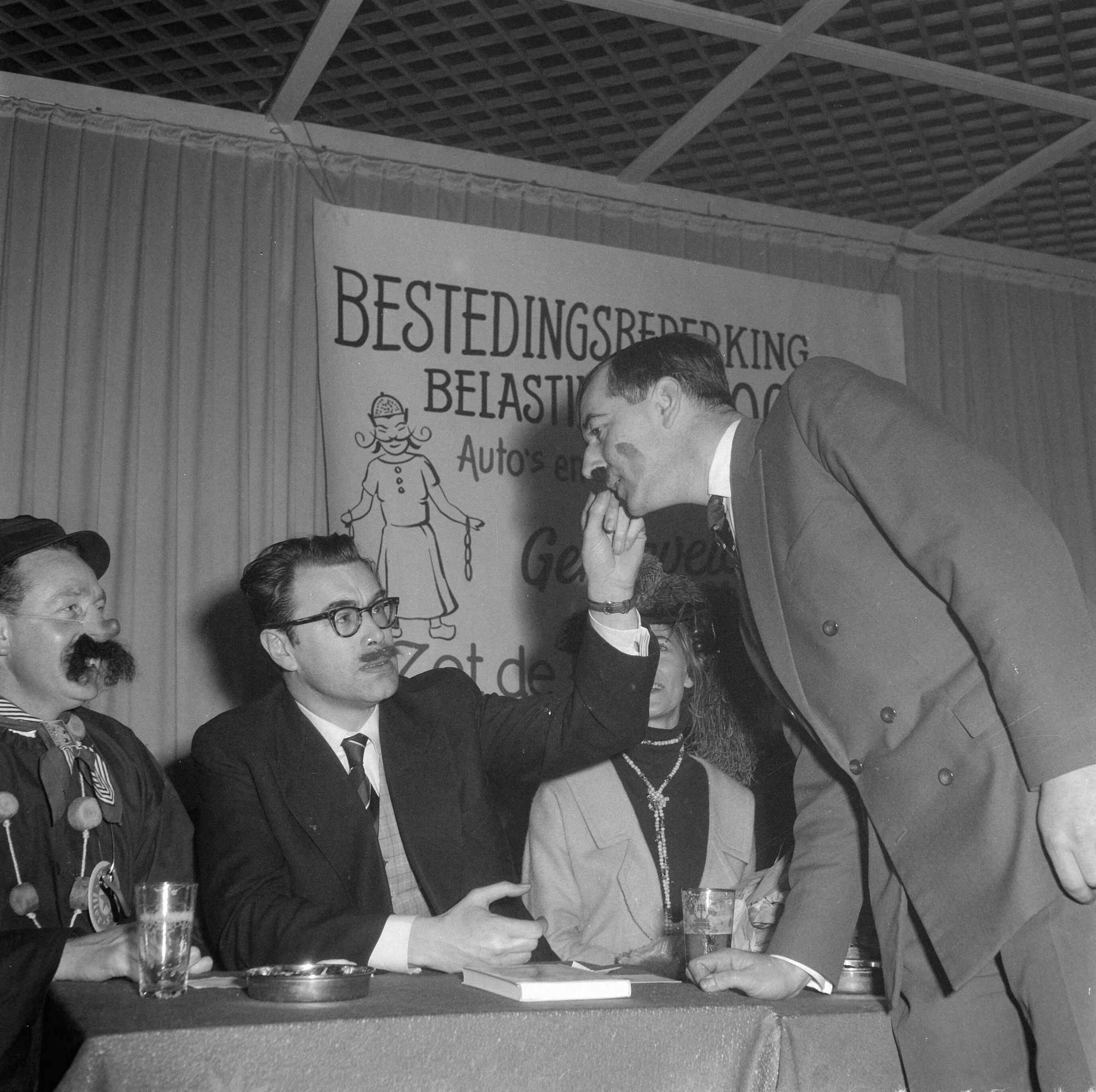 Fotocollectie Anefo — Snorrenplakwedstrijden in Haarlem — Foto: Lindeboom, Henk / Anefo. Licentie: Set B: Rechtenvrij / Publiek Domein. Bron: Nationaal Archief. http://hdl.handle.net/10648/a9757e28-d0b4-102d-bcf8-003048976d84