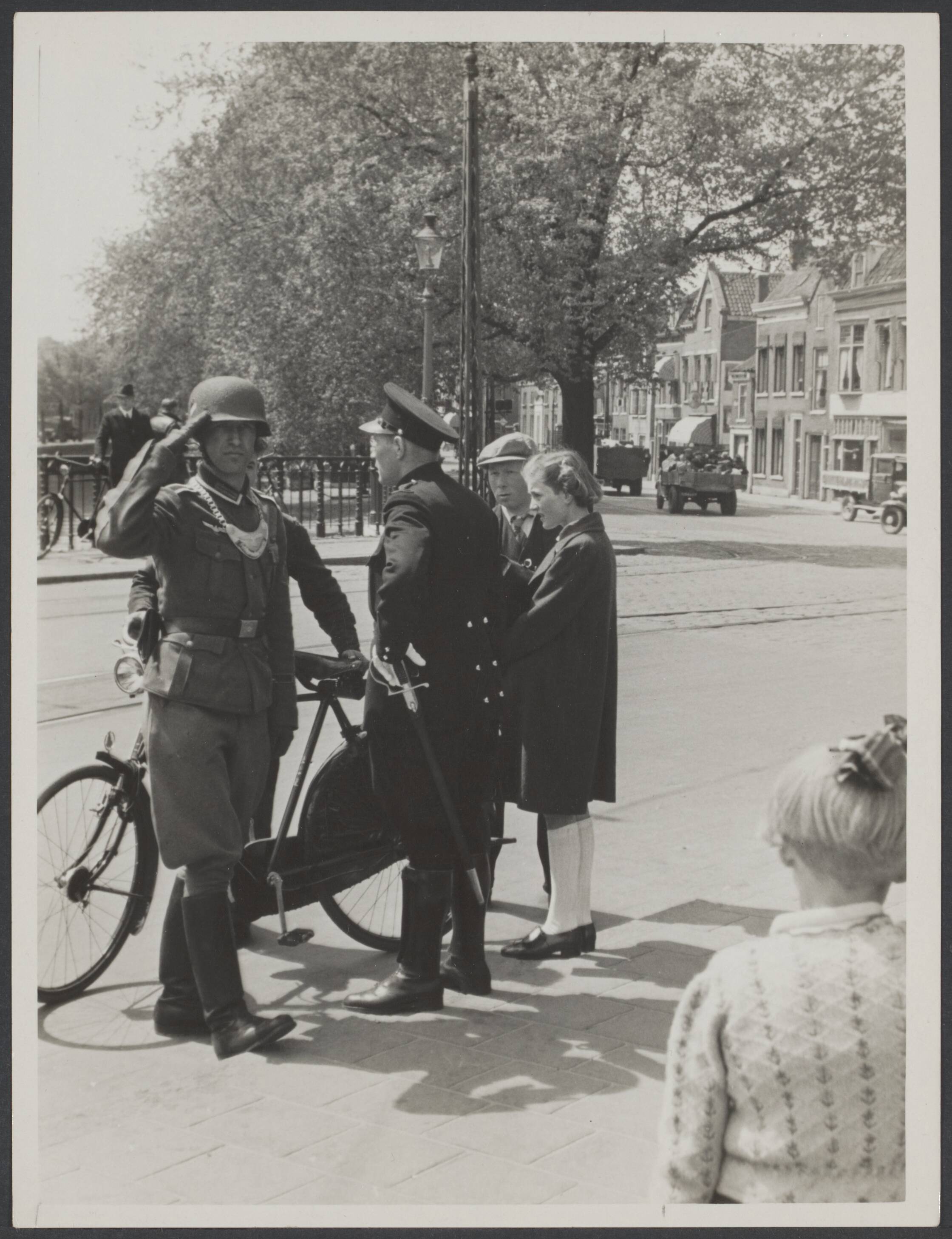 De bezetters/de bezetting in Nederland. EvdO — Serie Duitse troepen. Haarlem. Een Feldwebel brengt het militaire saluut aan onze fotograaf — Foto: Valks, H.J.M. / Spaarnestad (1). Licentie: Set B: Rechtenvrij / Publiek Domein. Bron: Nationaal Archief. http://hdl.handle.net/10648/c359dda7-d3c4-404d-e56d-6f8d4a4bdd76