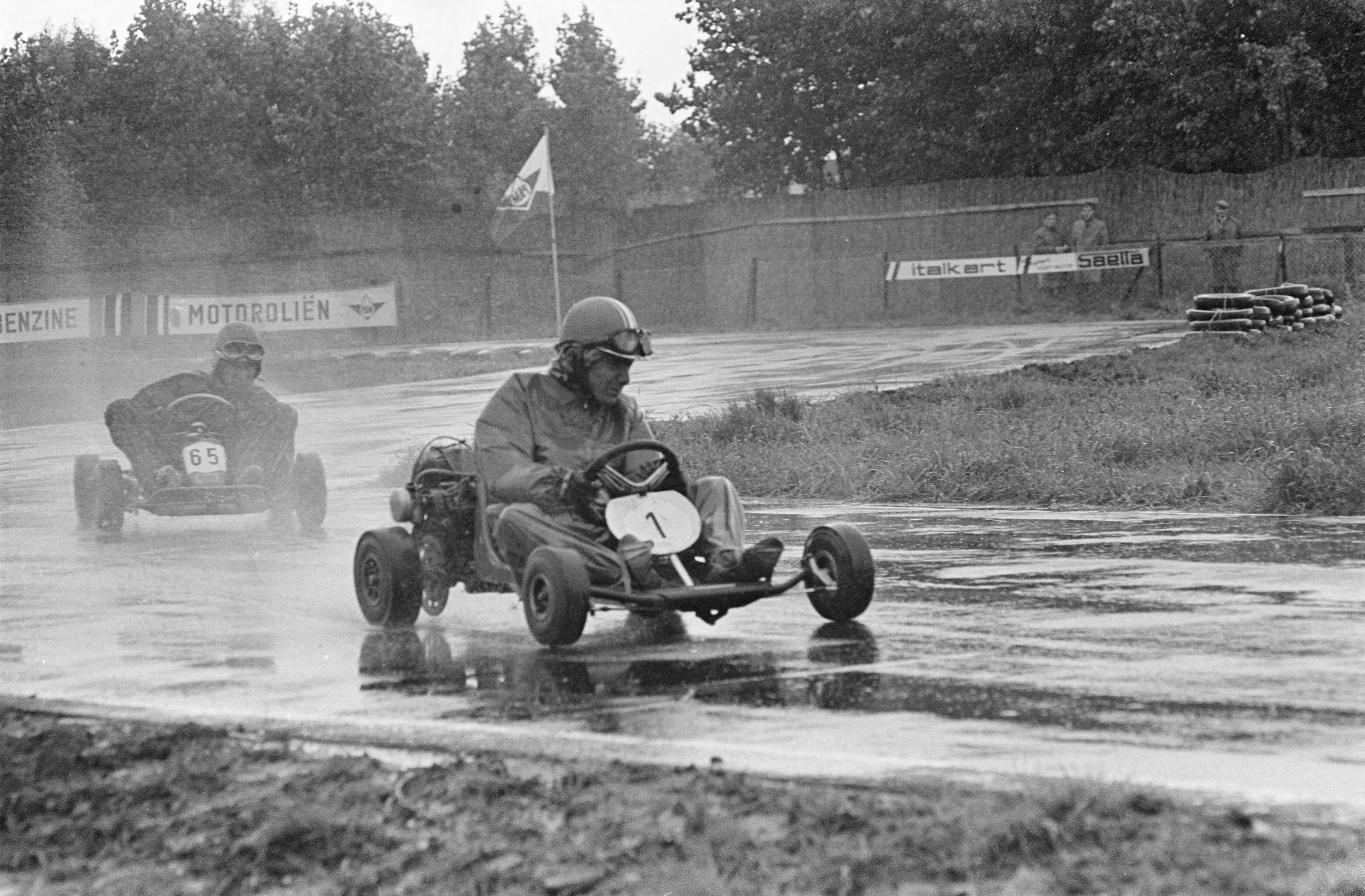 Fotocollectie Anefo — Grote Prijs Karting Nederland 1963 op het "Kartodrome" te Leidschendam. Voorop de Italiaan Pernigotti [met nummer 65 Van Wingerden] — Foto: Koch, Eric / Anefo. Licentie: Set B: Rechtenvrij / Publiek Domein. Bron: Nationaal Archief. http://hdl.handle.net/10648/aa430532-d0b4-102d-bcf8-003048976d84