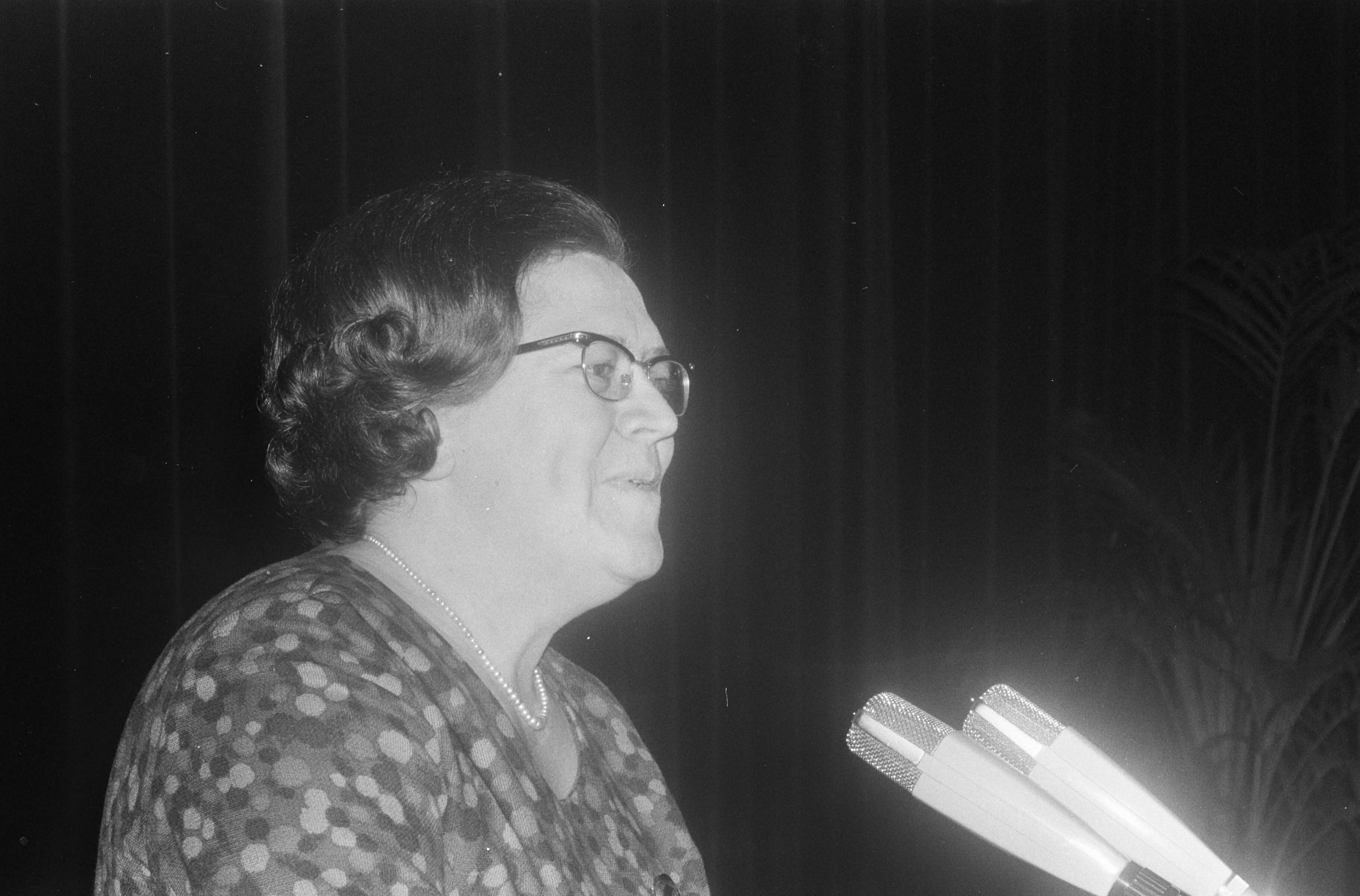 Fotocollectie Anefo — Congres Gezinsverzorging te Utrecht. Mevrouw van der Wall-Duyvendak, burgemeester van Geldermalsen, tijdens haar rede — Foto: Koch, Eric / Anefo. Licentie: Set B: Rechtenvrij / Publiek Domein. Bron: Nationaal Archief. http://hdl.handle.net/10648/ab2b9266-d0b4-102d-bcf8-003048976d84
