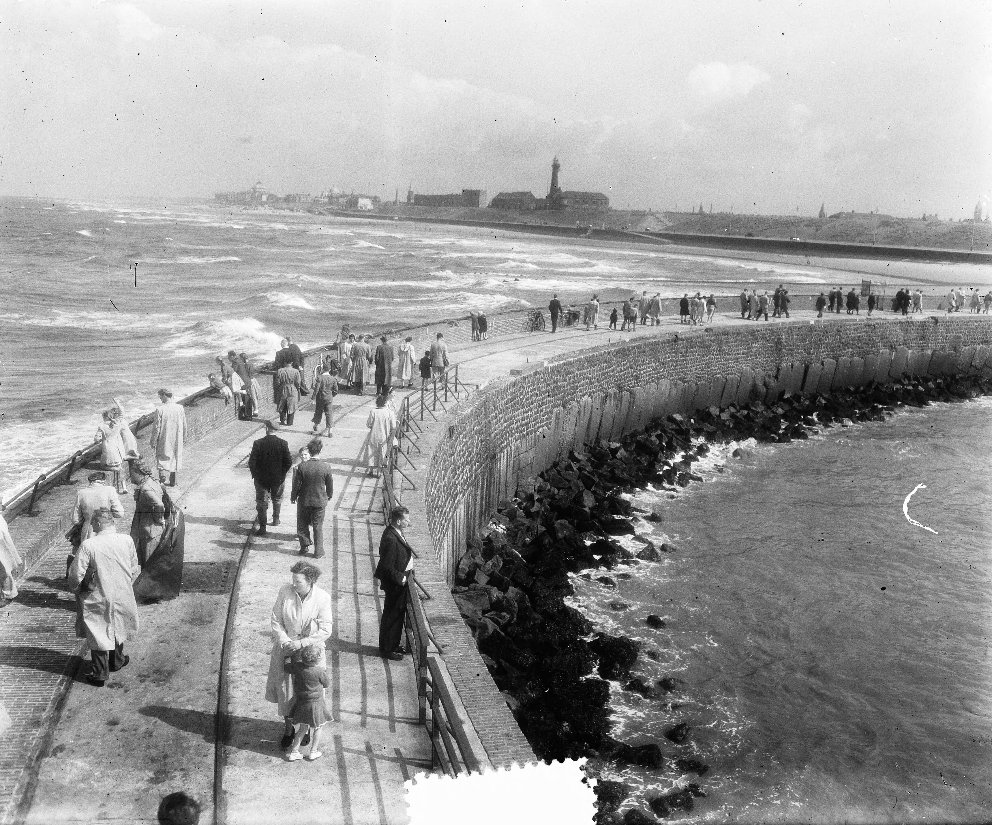 Fotocollectie Anefo — Havenhoofd te Scheveningen bij mooi weer — Foto: Bilsen, Joop van / Anefo. Licentie: Set B: Rechtenvrij / Publiek Domein. Bron: Nationaal Archief. http://hdl.handle.net/10648/a8f1a31e-d0b4-102d-bcf8-003048976d84