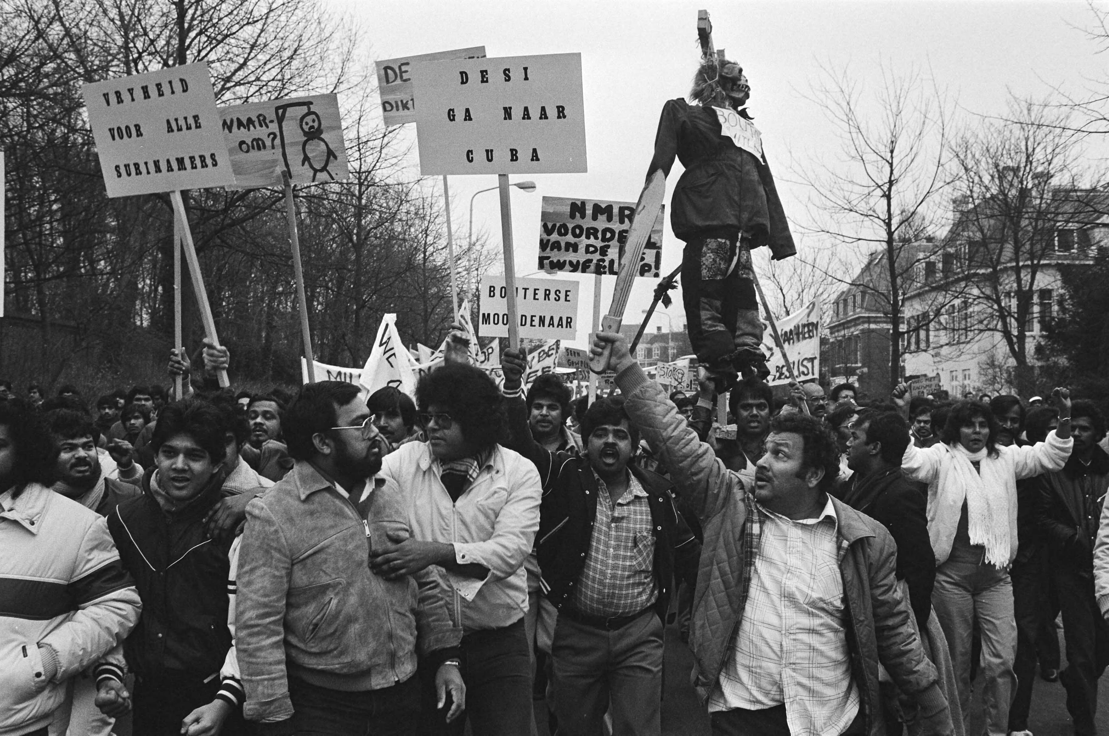 Demonstratie tegen de Decembermoorden in Suriname voor de Surinaamse Ambassade in Den Haag — Demonstranten op weg naar ambassade — Foto: Antonisse, Marcel / Anefo. Licentie: Set B: Rechtenvrij / Publiek Domein. Bron: Nationaal Archief. http://hdl.handle.net/10648/ad230a7c-d0b4-102d-bcf8-003048976d84