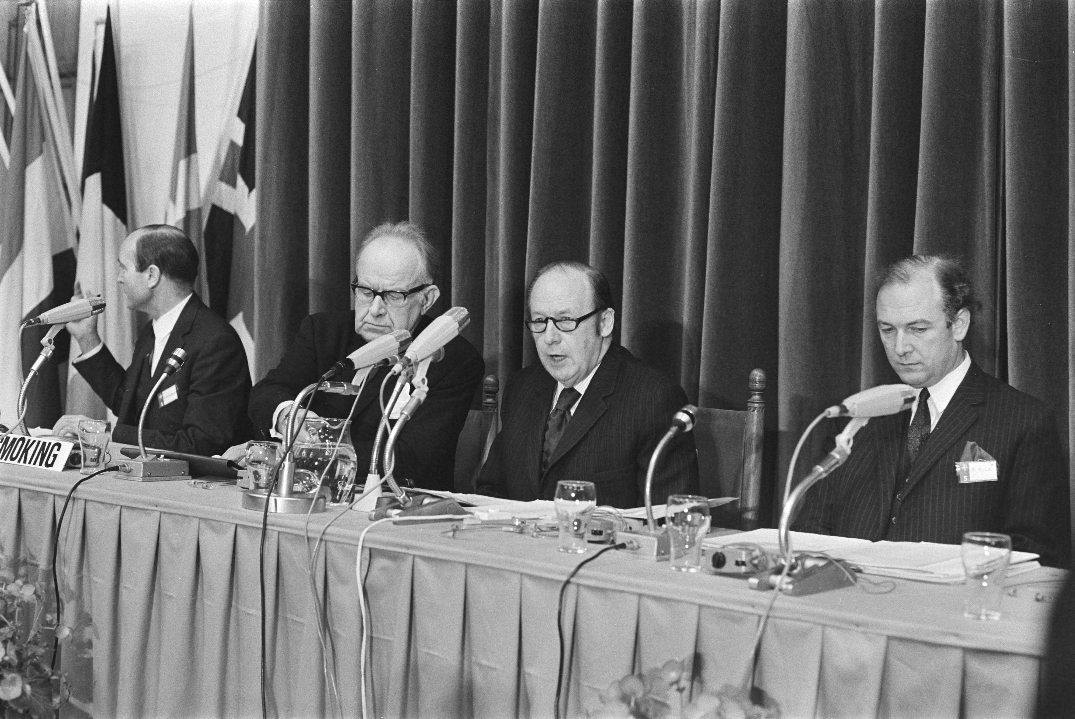 Fotocollectie Anefo — NATO Parlement bijeen in Ridderzaal, Den Haag — Foto: Koch, Eric / Anefo. Licentie: Set B: Rechtenvrij / Publiek Domein. Bron: Nationaal Archief. http://hdl.handle.net/10648/aba9771c-d0b4-102d-bcf8-003048976d84