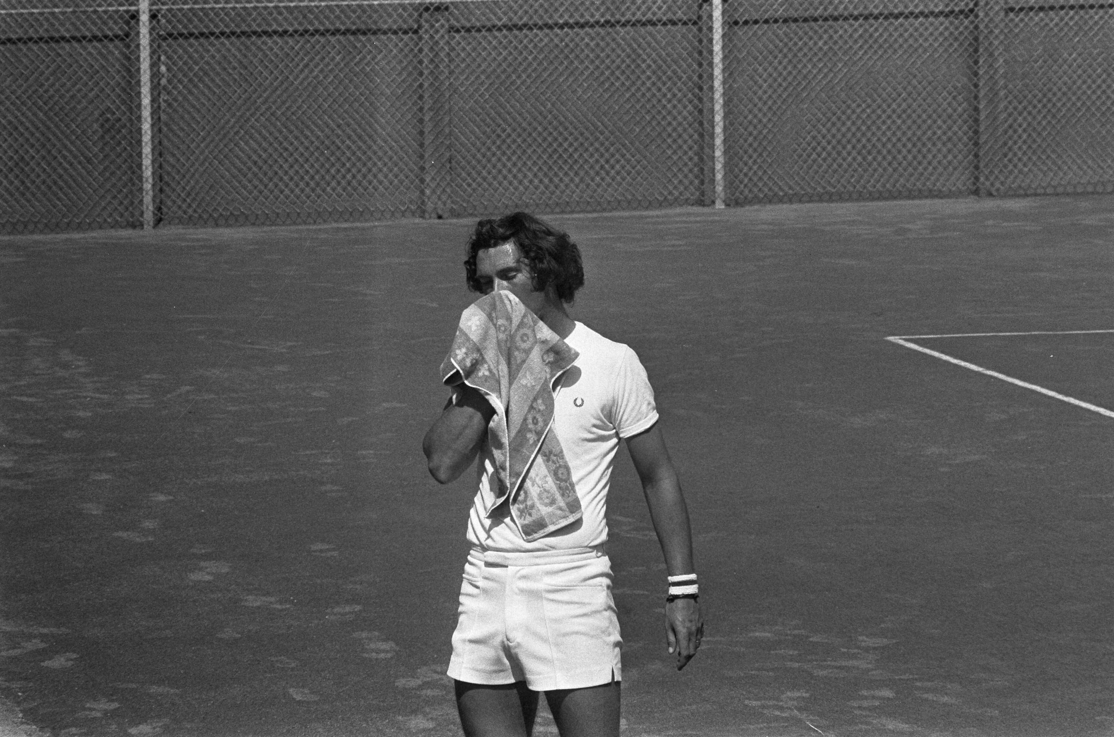 Fotocollectie Anefo — Nationale Tenniskampioenschappen te Scheveningen, Hordijk veegt gezicht af — Foto: Peters, Hans / Anefo. Licentie: Set B: Rechtenvrij / Publiek Domein. Bron: Nationaal Archief. http://hdl.handle.net/10648/ac341944-d0b4-102d-bcf8-003048976d84