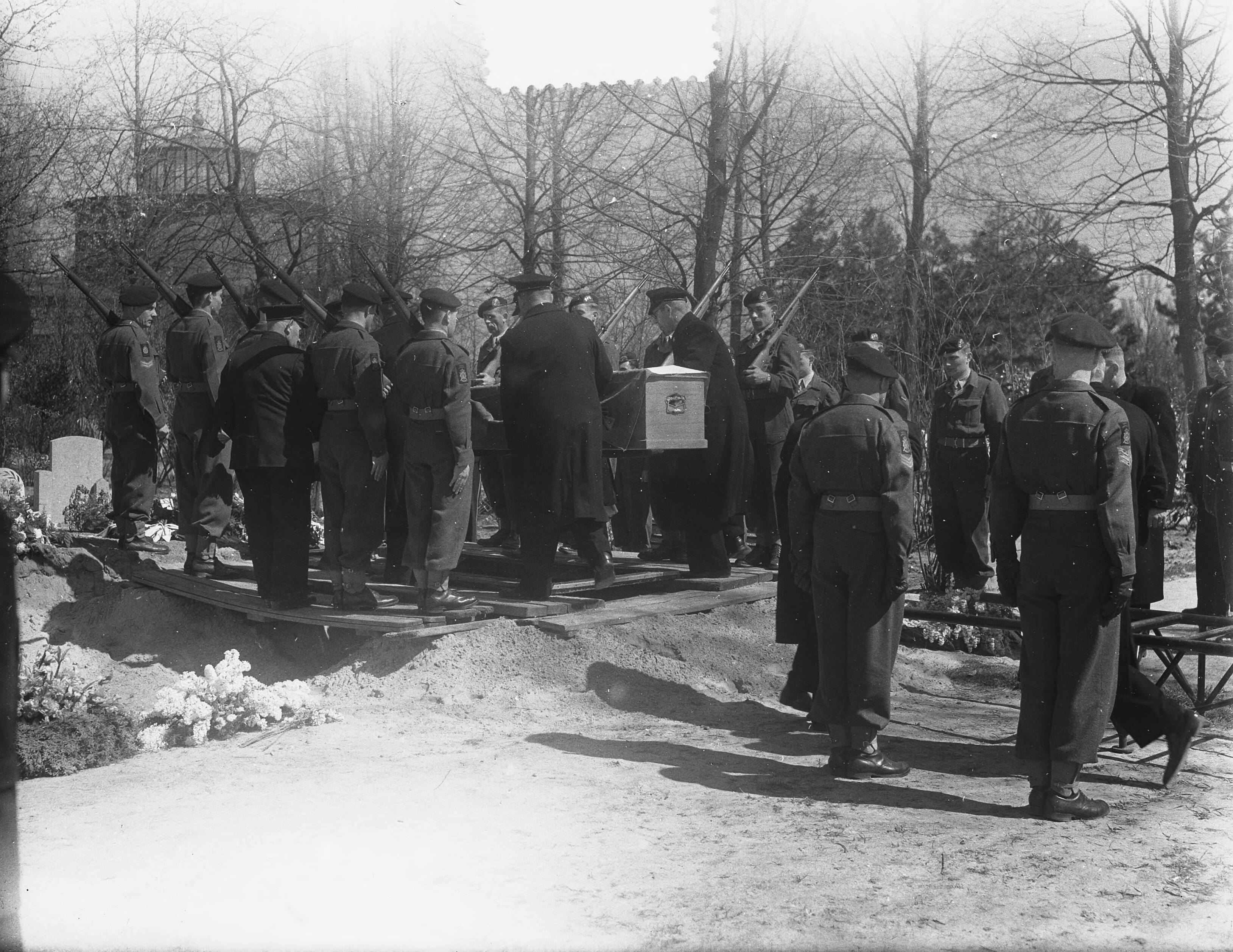 Fotocollectie Anefo — Marinebegrafenis van sergeant Wessels te Haarlem — Foto: Rossem, Wim van / Anefo. Licentie: Set B: Rechtenvrij / Publiek Domein. Bron: Nationaal Archief. http://hdl.handle.net/10648/a90aa68e-d0b4-102d-bcf8-003048976d84