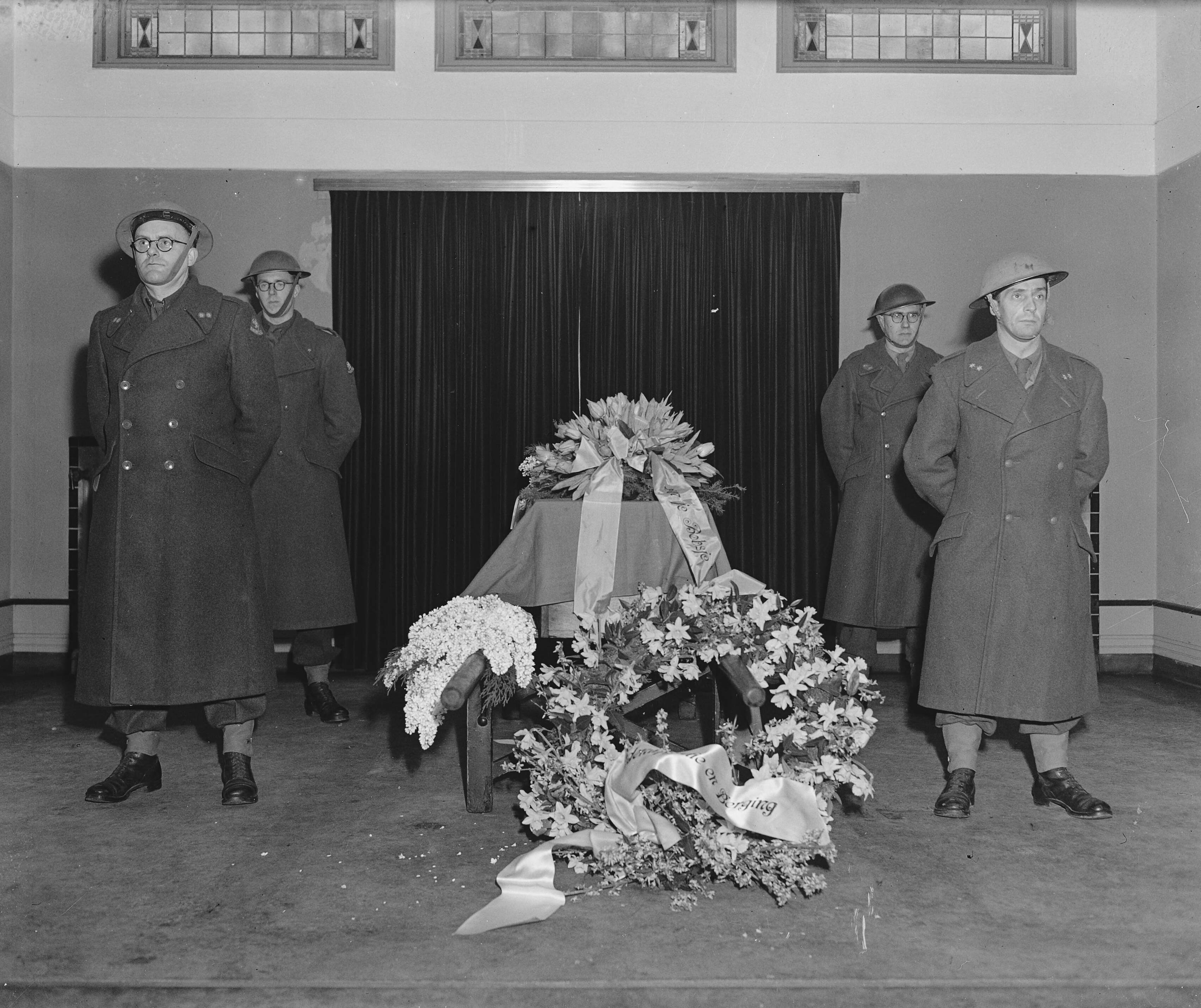 Fotocollectie Anefo — Begrafenis van oud illegale werkers, Den Haag — Foto: Raucamp, Koos / Anefo. Licentie: Set B: Rechtenvrij / Publiek Domein. Bron: Nationaal Archief. http://hdl.handle.net/10648/a8963880-d0b4-102d-bcf8-003048976d84