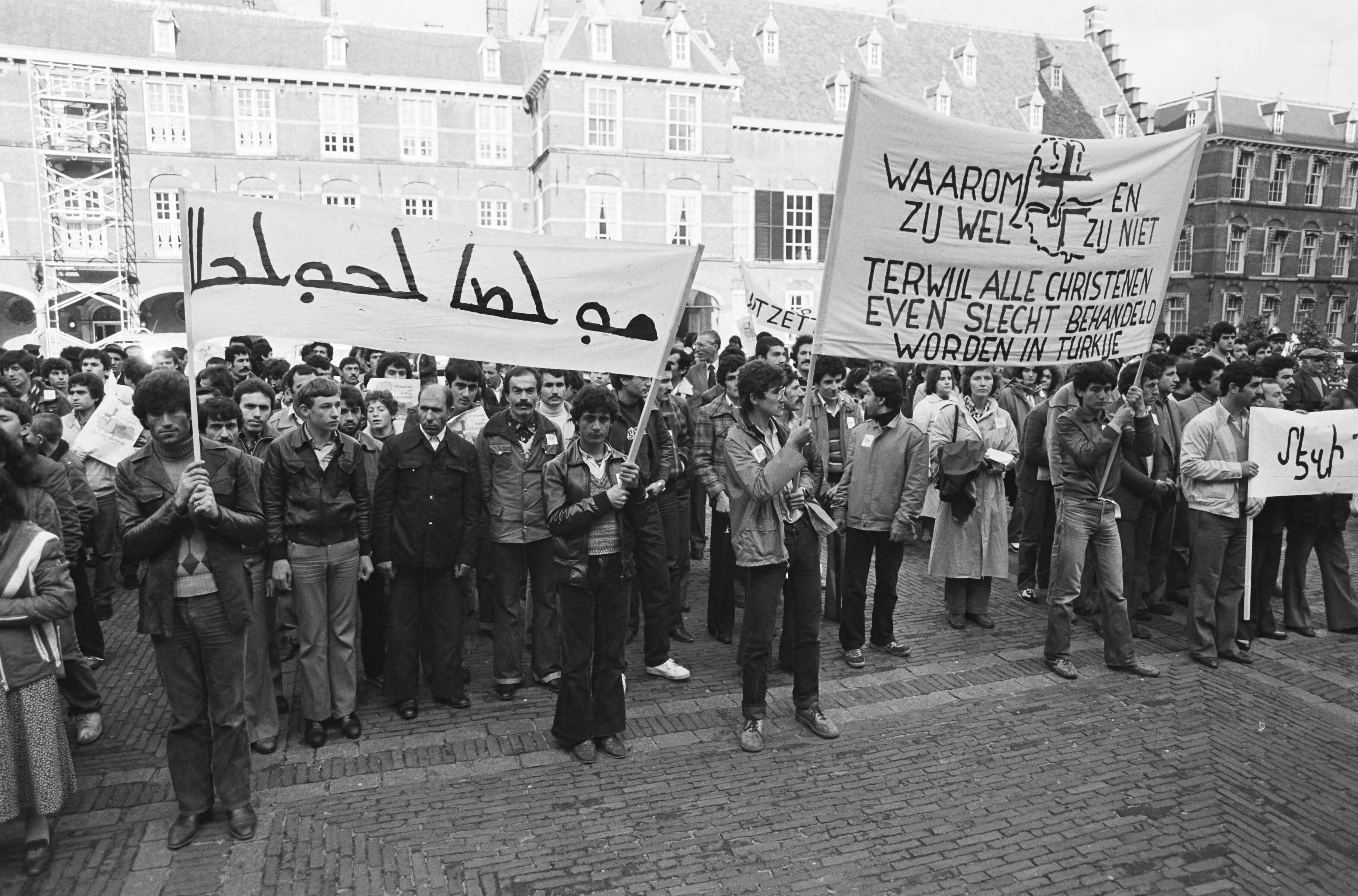 Fotocollectie Anefo — Dem. van 200 christelijke Turken op Binnenhof in Den Haag gericht tegen feit dat vele met uitzetting uit Nederland worden bedreigd — Foto: Antonisse, Marcel / Anefo. Licentie: Set B: Rechtenvrij / Publiek Domein. Bron: Nationaal Archief. http://hdl.handle.net/10648/aceba2d0-d0b4-102d-bcf8-003048976d84