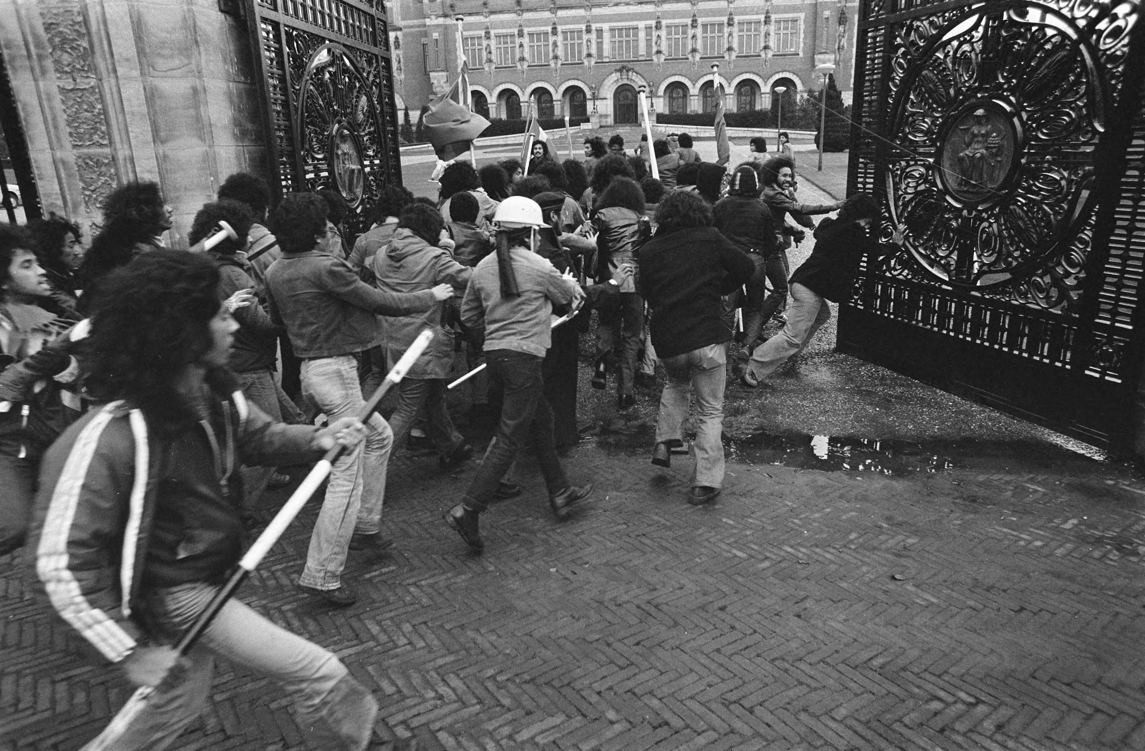 Fotocollectie Anefo — Demonstratie van Zuid Molukkers in Den Haag leidt tot vechtpartijen; demonstranten forceren hek bij Vredespaleis — Foto: Mieremet, Rob / Anefo. Licentie: Set B: Rechtenvrij / Publiek Domein. Bron: Nationaal Archief. http://hdl.handle.net/10648/ac5ddaea-d0b4-102d-bcf8-003048976d84