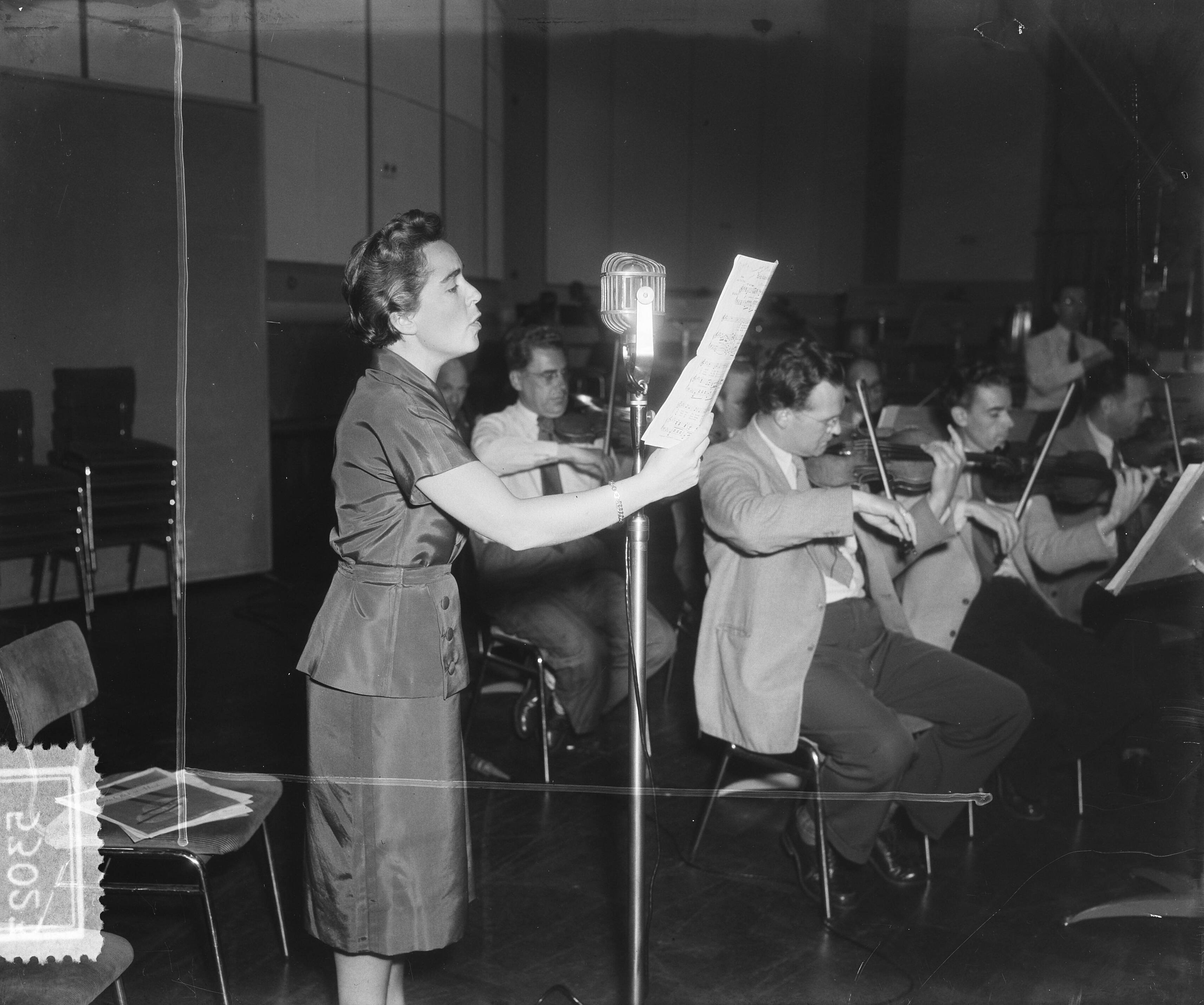 Toos van Dongen Hilversum — Zangeres Toos van Dongen in Hilversum [de zangeres zingt in een radiostudio van bladmuziek] — Foto: Pot, Harry / Anefo. Licentie: Set B: Rechtenvrij / Publiek Domein. Bron: Nationaal Archief. http://hdl.handle.net/10648/a8ff720a-d0b4-102d-bcf8-003048976d84