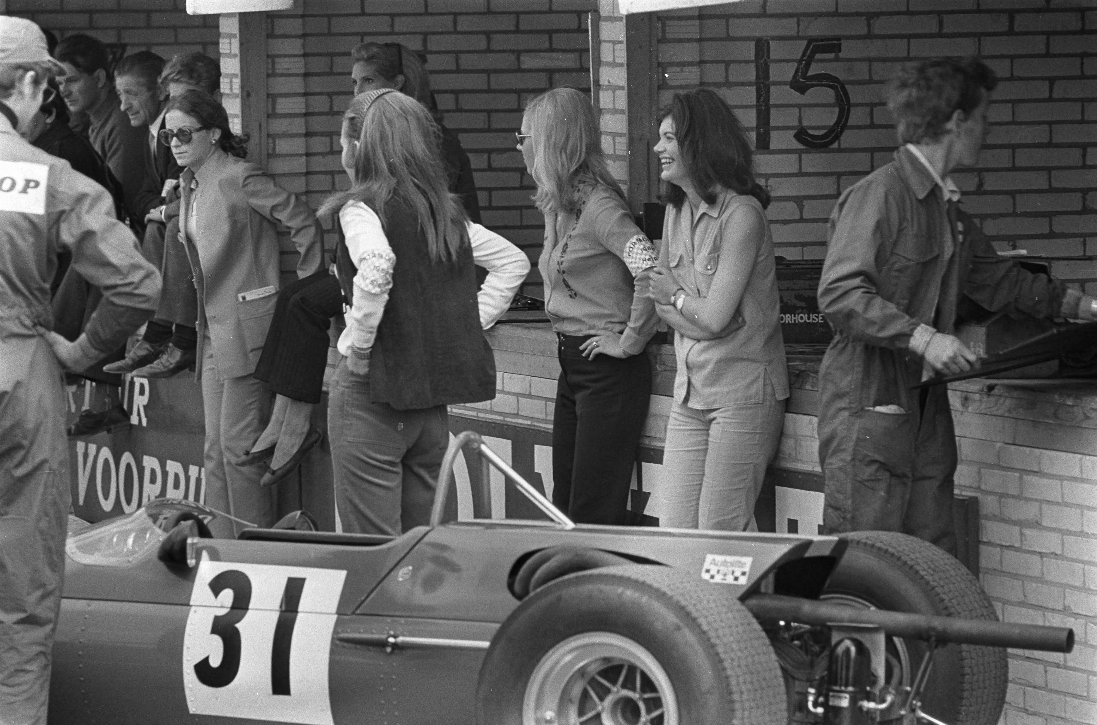Autoraces in Zandvoort — Vrouwelijke fans, zgn. pits - poezen — Foto: Fotograaf Onbekend / Anefo. Licentie: Set B: Rechtenvrij / Publiek Domein. Bron: Nationaal Archief. http://hdl.handle.net/10648/ab48e302-d0b4-102d-bcf8-003048976d84