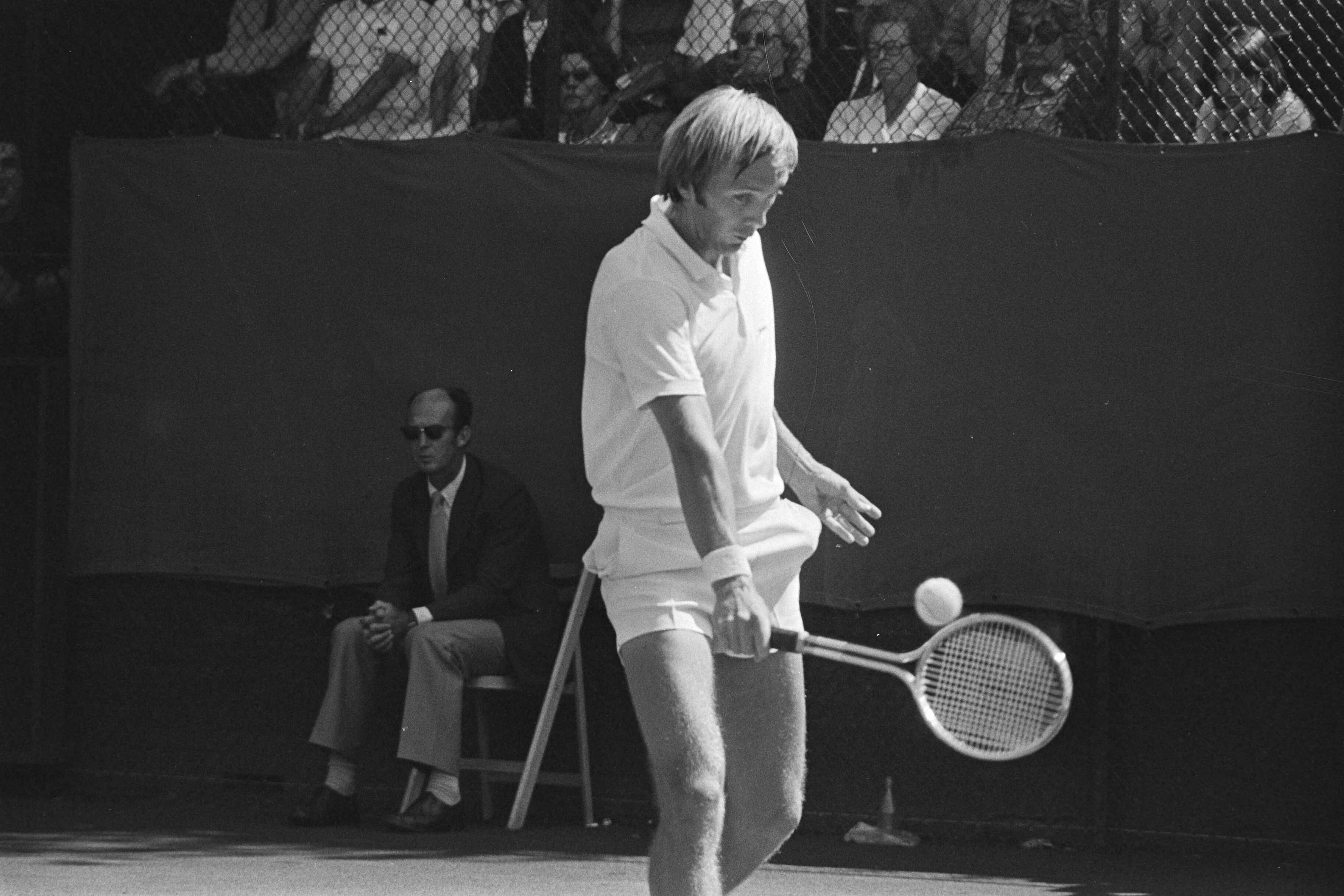 Fotocollectie Anefo — Internationale tenniskampioenschappen te Hilversum, Gerald Battrick in actie — Foto: Punt, W. / Anefo. Licentie: Set B: Rechtenvrij / Publiek Domein. Bron: Nationaal Archief. http://hdl.handle.net/10648/abc872e8-d0b4-102d-bcf8-003048976d84