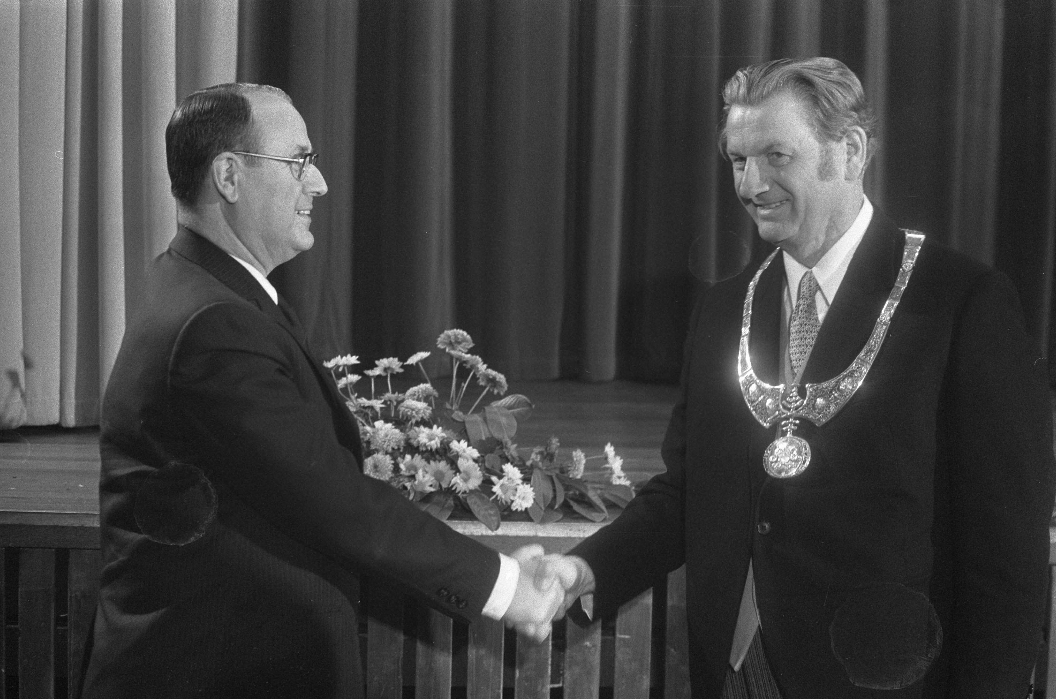 Burgemeester R. Laan (rechts) wordt geïnstalleerd als burgemeester van Zaanstad — Mr. Kranenburg (Commissaris der Koningin) feliciteert de nieuw geïnstalleerde burgemeester — Foto: Fotograaf Onbekend / Anefo. Licentie: Set B: Rechtenvrij / Publiek Domein. Bron: Nationaal Archief. http://hdl.handle.net/10648/ac3fd162-d0b4-102d-bcf8-003048976d84