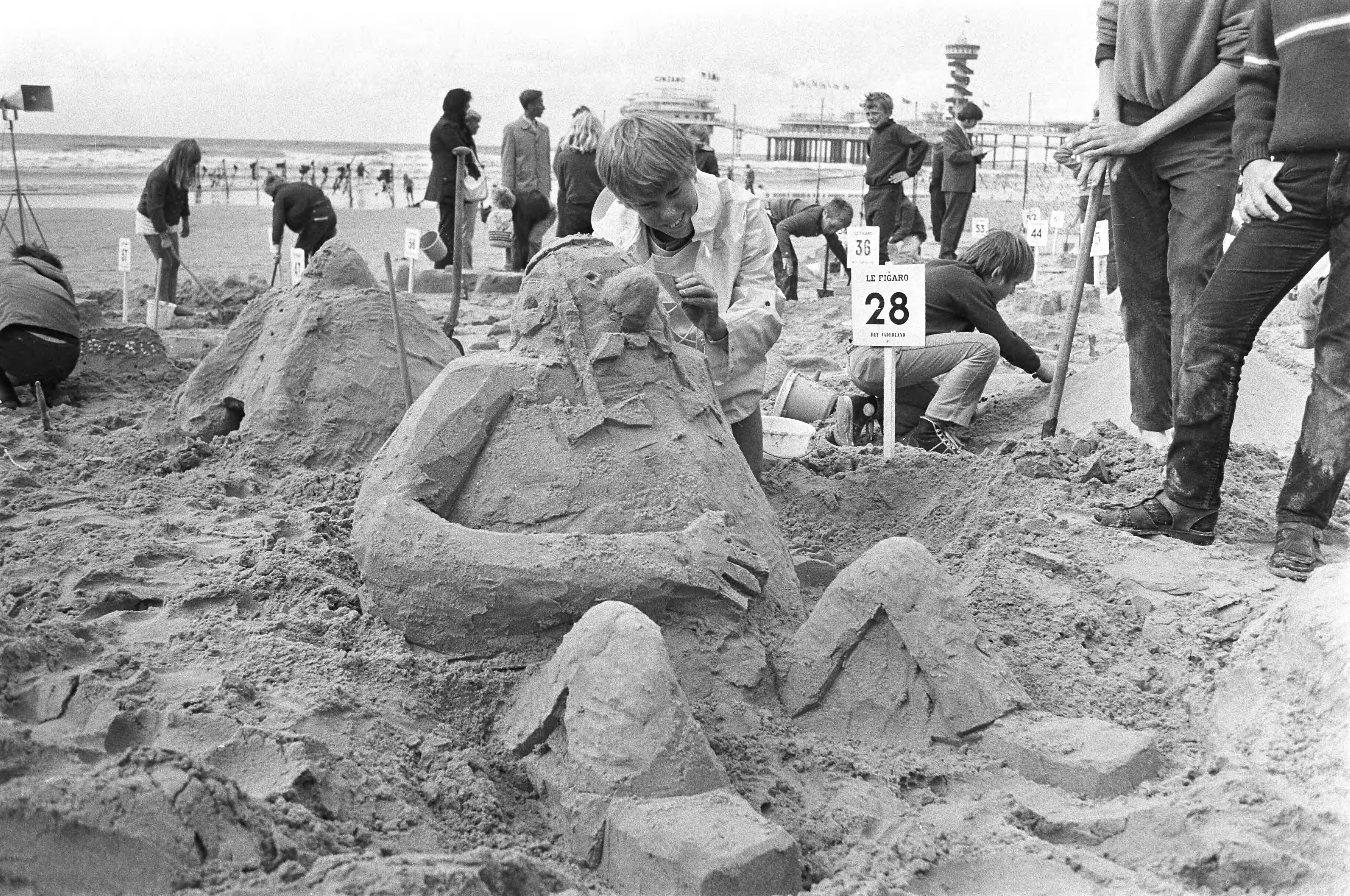 Fotocollectie Anefo — Nationale zandbouwwedstrijd in Scheveningen, de winnaar F. Putman met ontwerp — Foto: Peters, Hans / Anefo. Licentie: Set B: Rechtenvrij / Publiek Domein. Bron: Nationaal Archief. http://hdl.handle.net/10648/abc6c95c-d0b4-102d-bcf8-003048976d84