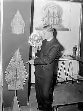 Fotocollectie Anefo — Missietentoonstelling in de Houtrusthallen te Den Haag — Foto: Behrens, Herbert F. / Anefo. Licentie: Set B: Rechtenvrij / Publiek Domein. Bron: Nationaal Archief. http://hdl.handle.net/10648/a969d7e4-d0b4-102d-bcf8-003048976d84