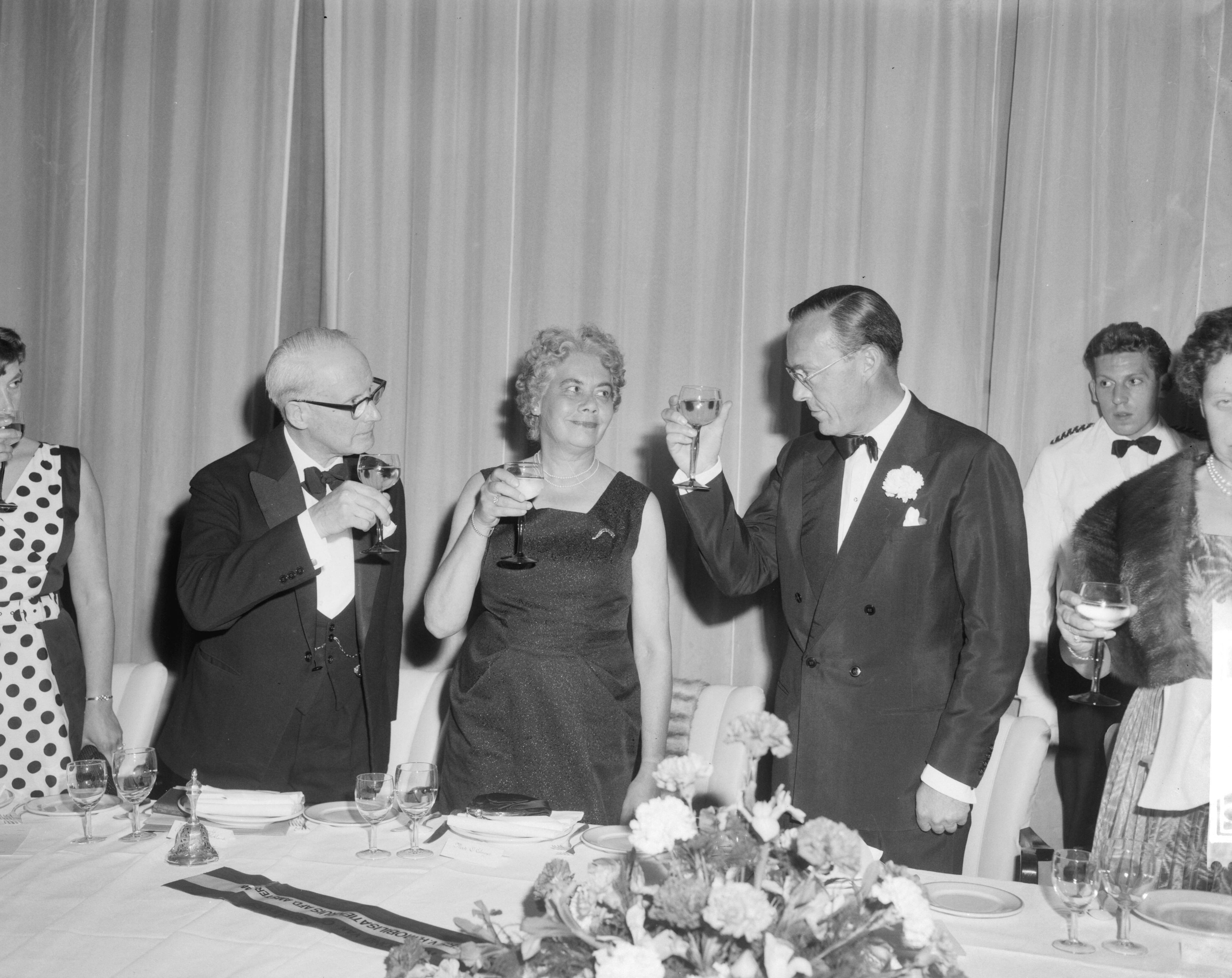 Fotocollectie Anefo — Koninklijke Nederlandse Vereniging "Ons Leger" biedt prins Bernhard de Prins Maurits medaille aan. Jhr. F. Beelaerts van Blokland , mevrouw Calmeyer en prins Bernhard — Foto: Bilsen, Joop van / Anefo. Licentie: Set B: Rechtenvrij / Publiek Domein. Bron: Nationaal Archief. http://hdl.handle.net/10648/aa0d55c2-d0b4-102d-bcf8-003048976d84