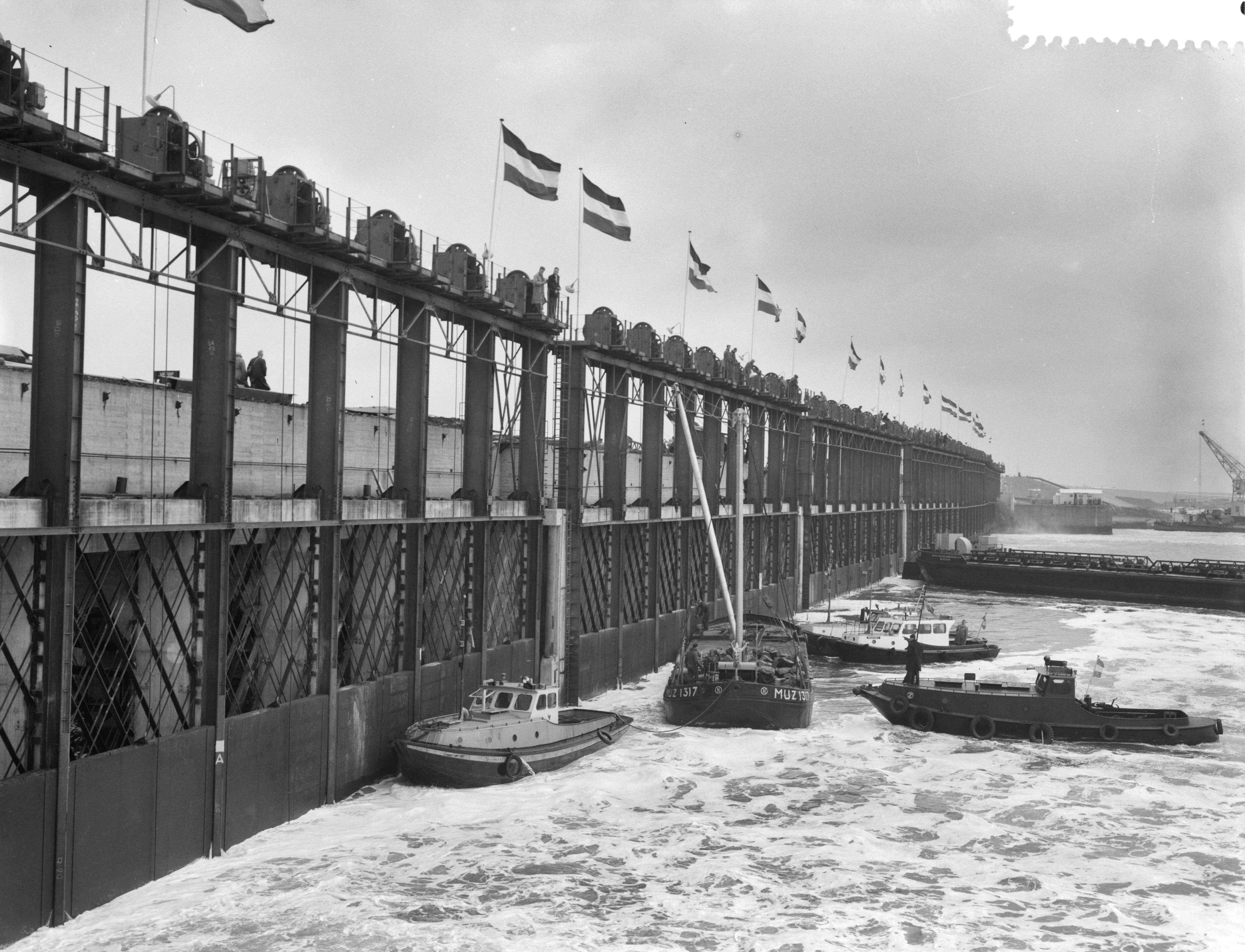Fotocollectie Anefo — Definitieve sluiting van het Veerse Gat. Na de sluiting — Foto: Rossem, Wim van / Anefo. Licentie: Set B: Rechtenvrij / Publiek Domein. Bron: Nationaal Archief. http://hdl.handle.net/10648/a9d31e84-d0b4-102d-bcf8-003048976d84