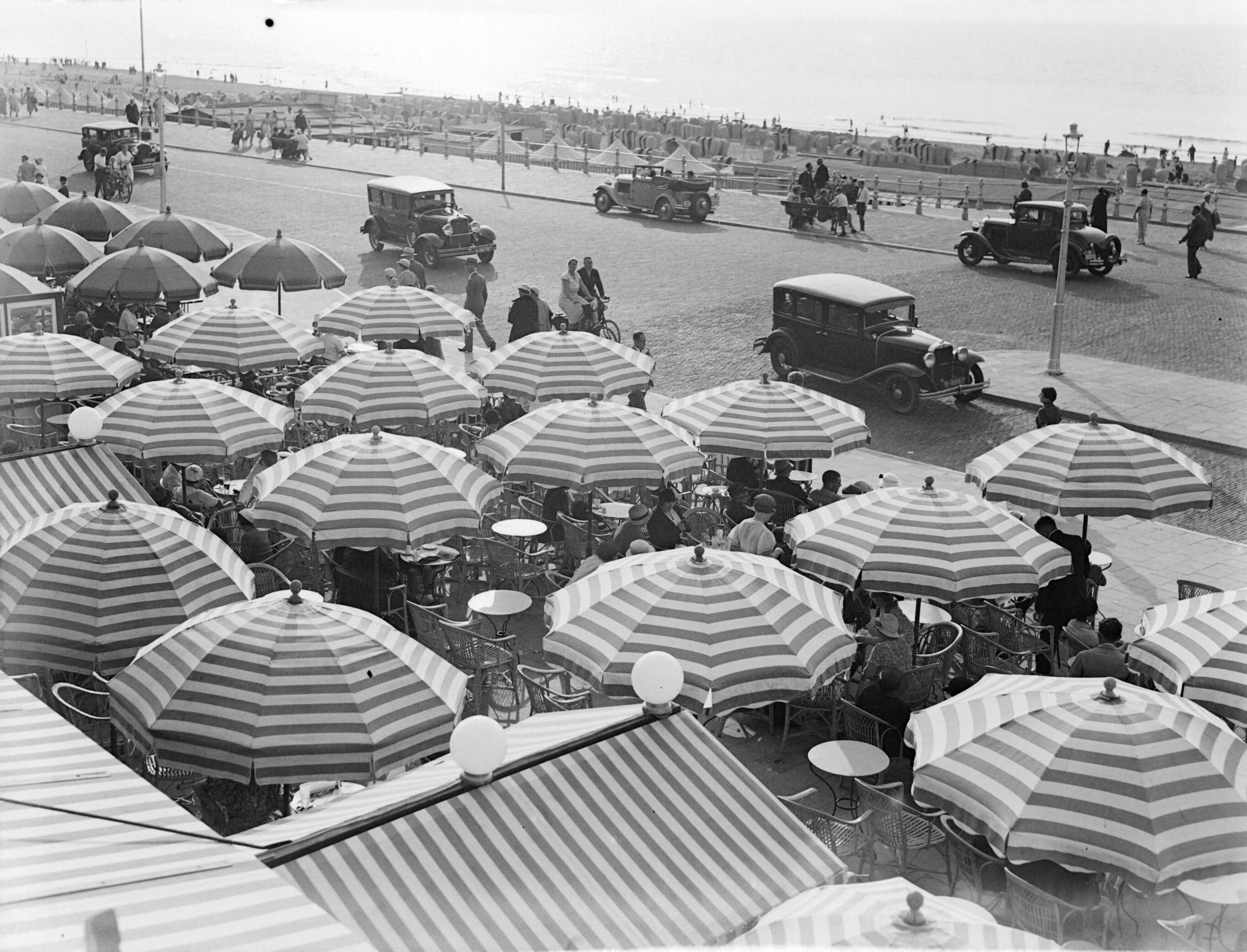 Scheveningen. — Uitzicht op een terras op de boulevard in Scheveningen — Foto: Poll, Willem van de. Licentie: Set B: Rechtenvrij / Publiek Domein. Bron: Nationaal Archief. http://hdl.handle.net/10648/ae9accc8-d0b4-102d-bcf8-003048976d84