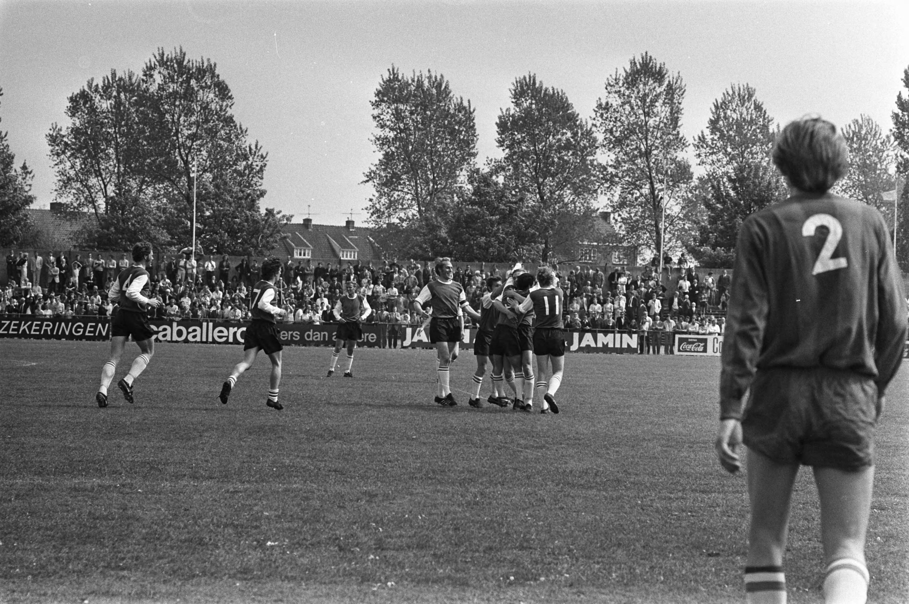 Fotocollectie Anefo — Haarlem tegen DWS 0-1; DWS-spelers juichen na doelpunt — Foto: Evers, Joost / Anefo. Licentie: Set B: Rechtenvrij / Publiek Domein. Bron: Nationaal Archief. http://hdl.handle.net/10648/ab975c30-d0b4-102d-bcf8-003048976d84