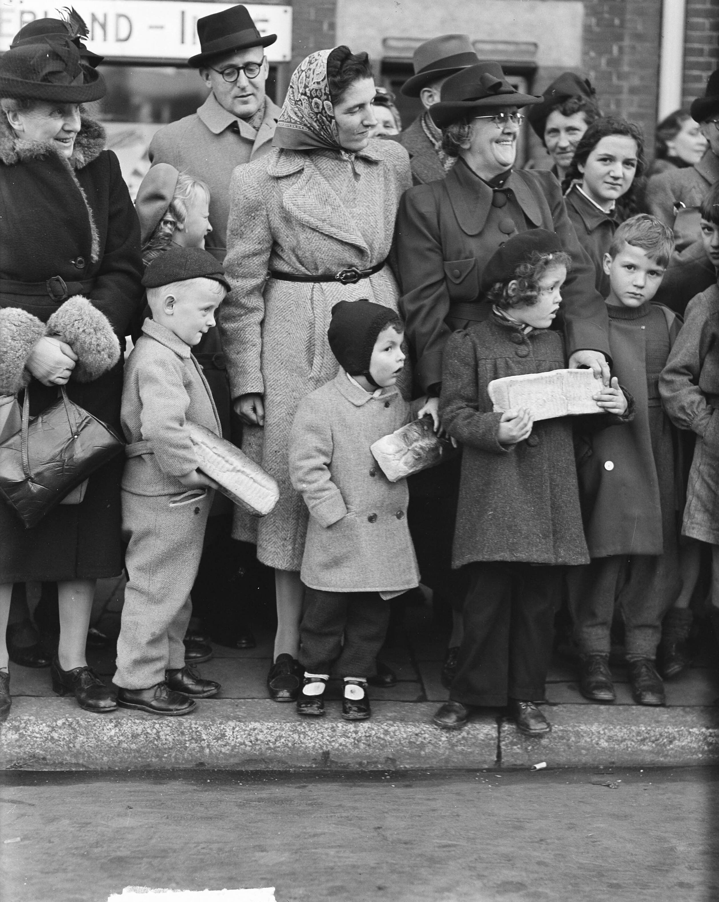 Fotocollectie Anefo — Aankomst Sint Nicolaas Scheveningen — Foto: Noske, J.D. / Anefo. Licentie: Set B: Rechtenvrij / Publiek Domein. Bron: Nationaal Archief. http://hdl.handle.net/10648/a8c01b00-d0b4-102d-bcf8-003048976d84