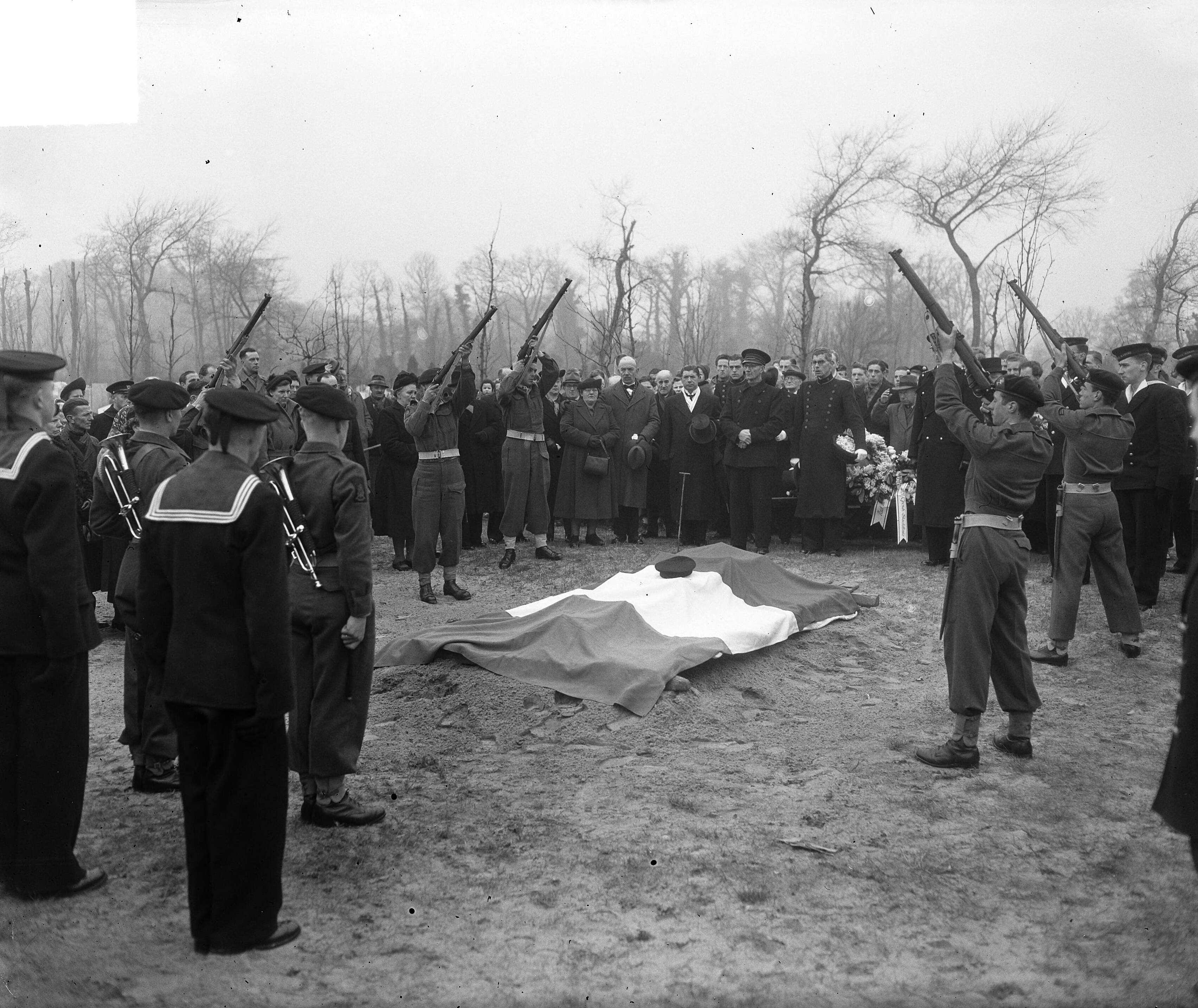Begrafenis van matroos D.P. Schraven te Den Haag — Foto: Duinen, H. van / Anefo. — Licentie: Set B: Rechtenvrij / Publiek Domein. Bron: Nationaal Archief. http://hdl.handle.net/10648/a8e714f8-d0b4-102d-bcf8-003048976d84