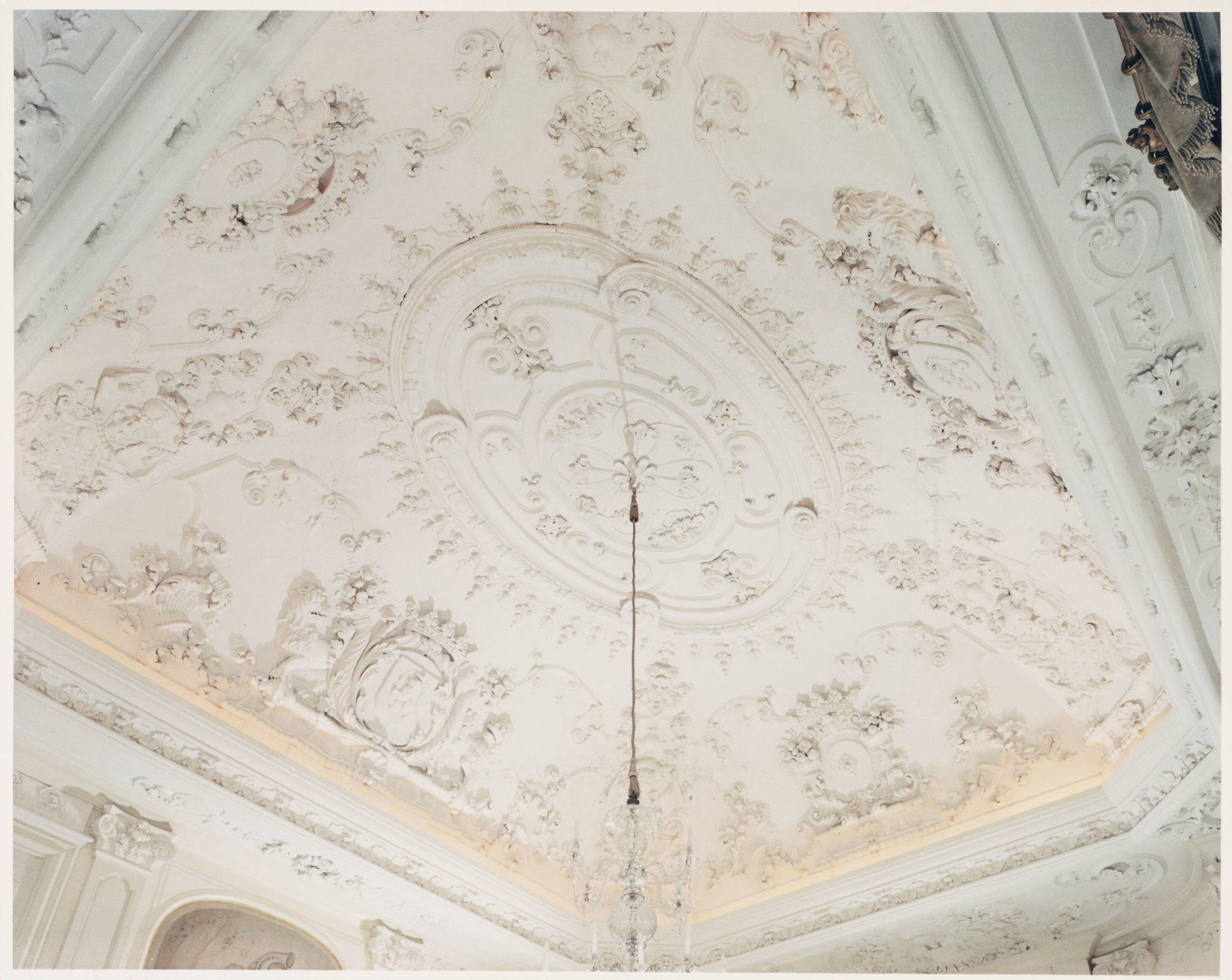 Paleis Huis ten Bosch te Den Haag — Plafond Witte Eetzaal — Foto: Hofmeester, Bart / RVD. Licentie: Set B: Rechtenvrij / Publiek Domein. Bron: Nationaal Archief. http://hdl.handle.net/10648/afa8f1b2-d0b4-102d-bcf8-003048976d84