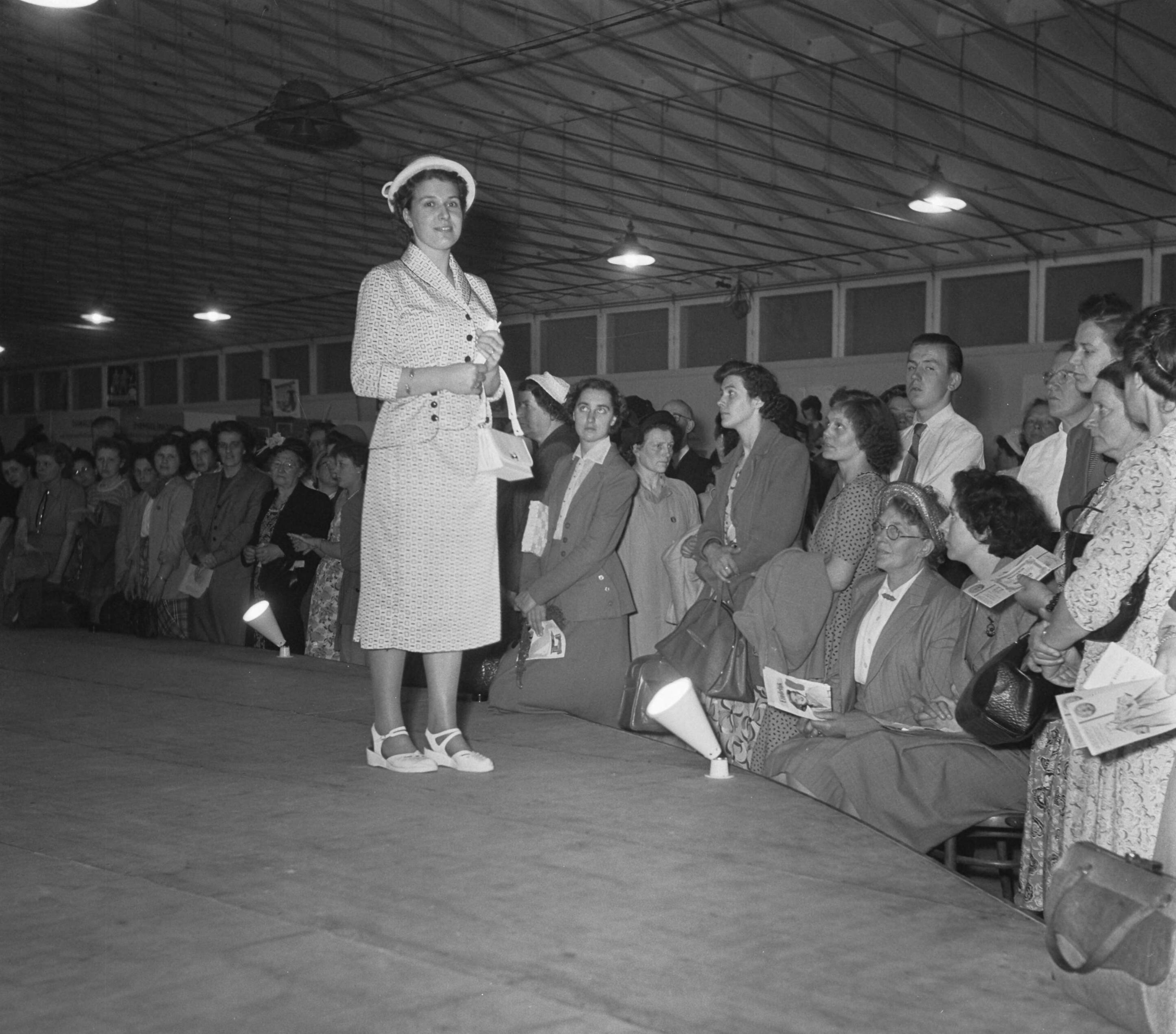 Landbouwtentoonstelling Utrecht (1952) — Landbouwtentoonstelling Utrecht. Modeshow — Foto: Noske, J.D. / Anefo. Licentie: Set B: Rechtenvrij / Publiek Domein. Bron: Nationaal Archief. http://hdl.handle.net/10648/a8f90fd2-d0b4-102d-bcf8-003048976d84