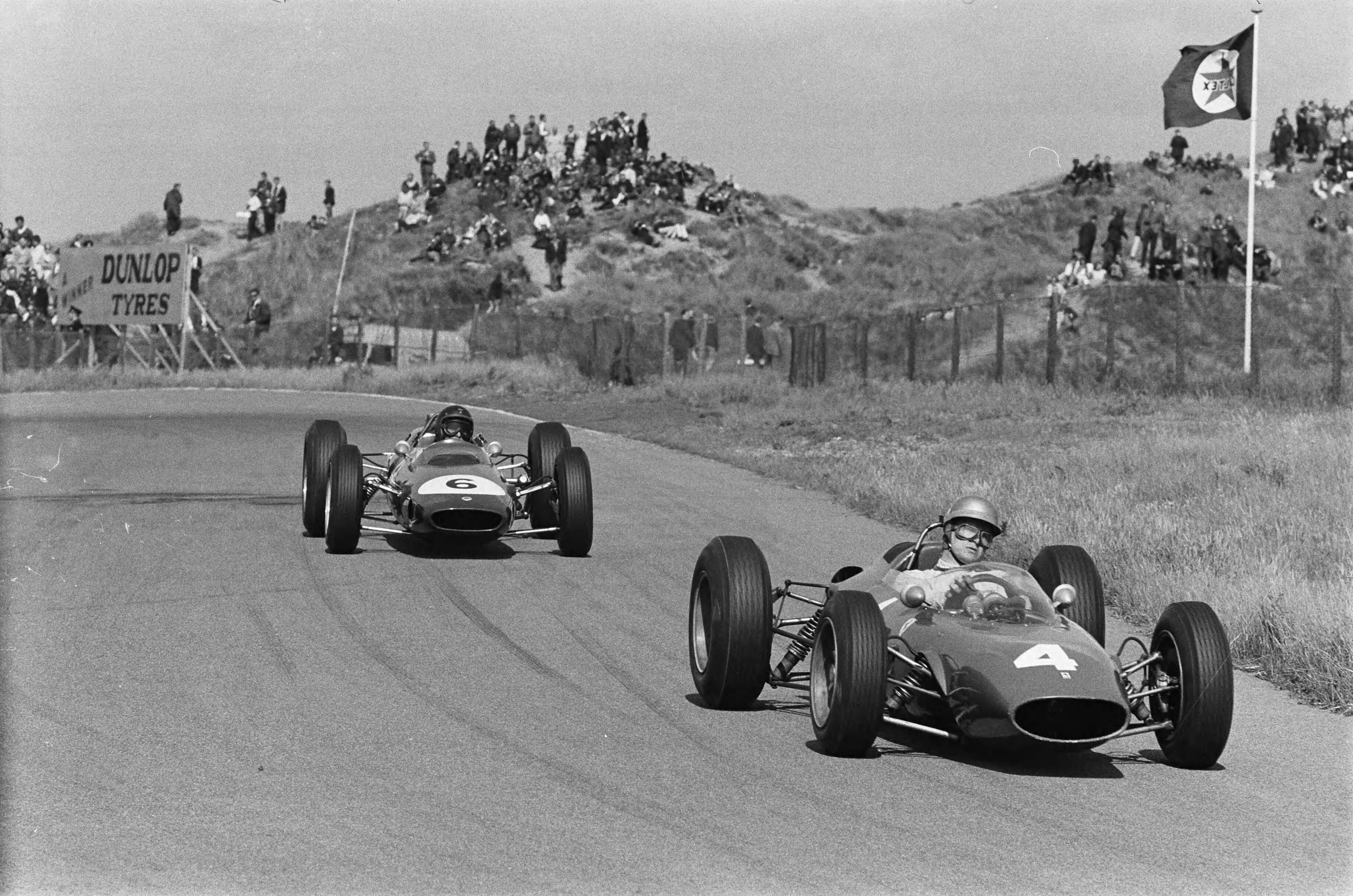 Fotocollectie Anefo — Grand Prix te Zandvoort. Nummer 24 Phil Hill , nummer 25 Scarfrotti — Foto: Pot, Harry / Anefo. Licentie: Set B: Rechtenvrij / Publiek Domein. Bron: Nationaal Archief. http://hdl.handle.net/10648/aa3be946-d0b4-102d-bcf8-003048976d84