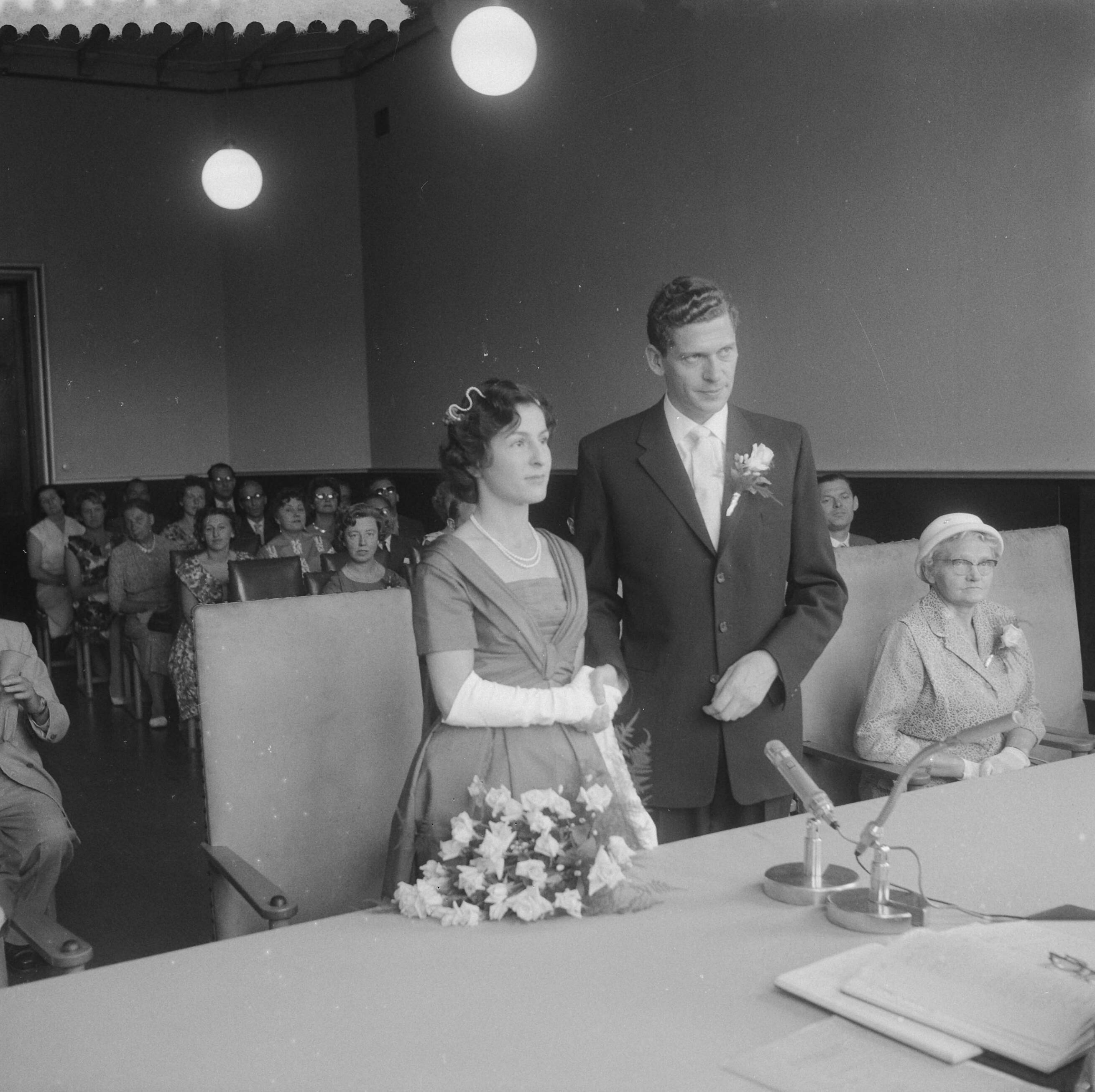 Fotocollectie Anefo — Huwelijk van AVRO-omroepster Ilse Wessel en zanger Jaap Dubbelboer te Baarn — Foto: Noske, J.D. / Anefo. Licentie: Set B: Rechtenvrij / Publiek Domein. Bron: Nationaal Archief. http://hdl.handle.net/10648/a9992904-d0b4-102d-bcf8-003048976d84