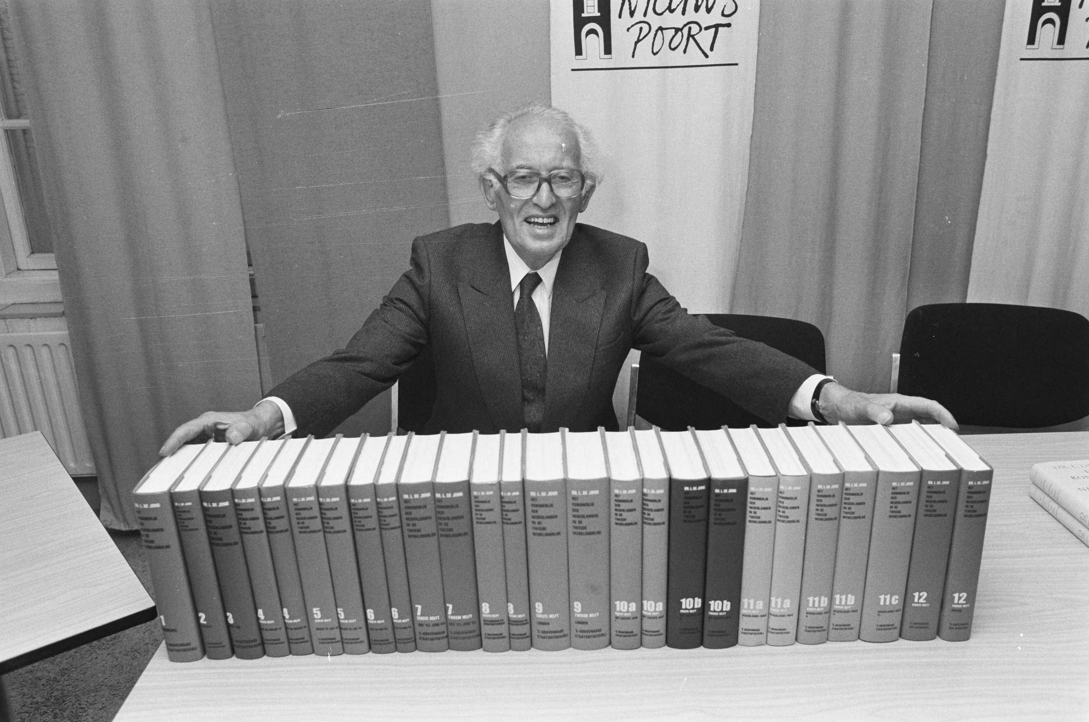 Fotocollectie Anefo — Opdracht Rooderkerk Production ; Den Haag , dr. L. de Jong pres. 12e en laatste deel "Koninkrijk der Nederlanden in 2e WO; De Jong — Foto: Croes, Rob C. / Anefo. Licentie: Set B: Rechtenvrij / Publiek Domein. Bron: Nationaal Archief. http://hdl.handle.net/10648/ad6a4428-d0b4-102d-bcf8-003048976d84