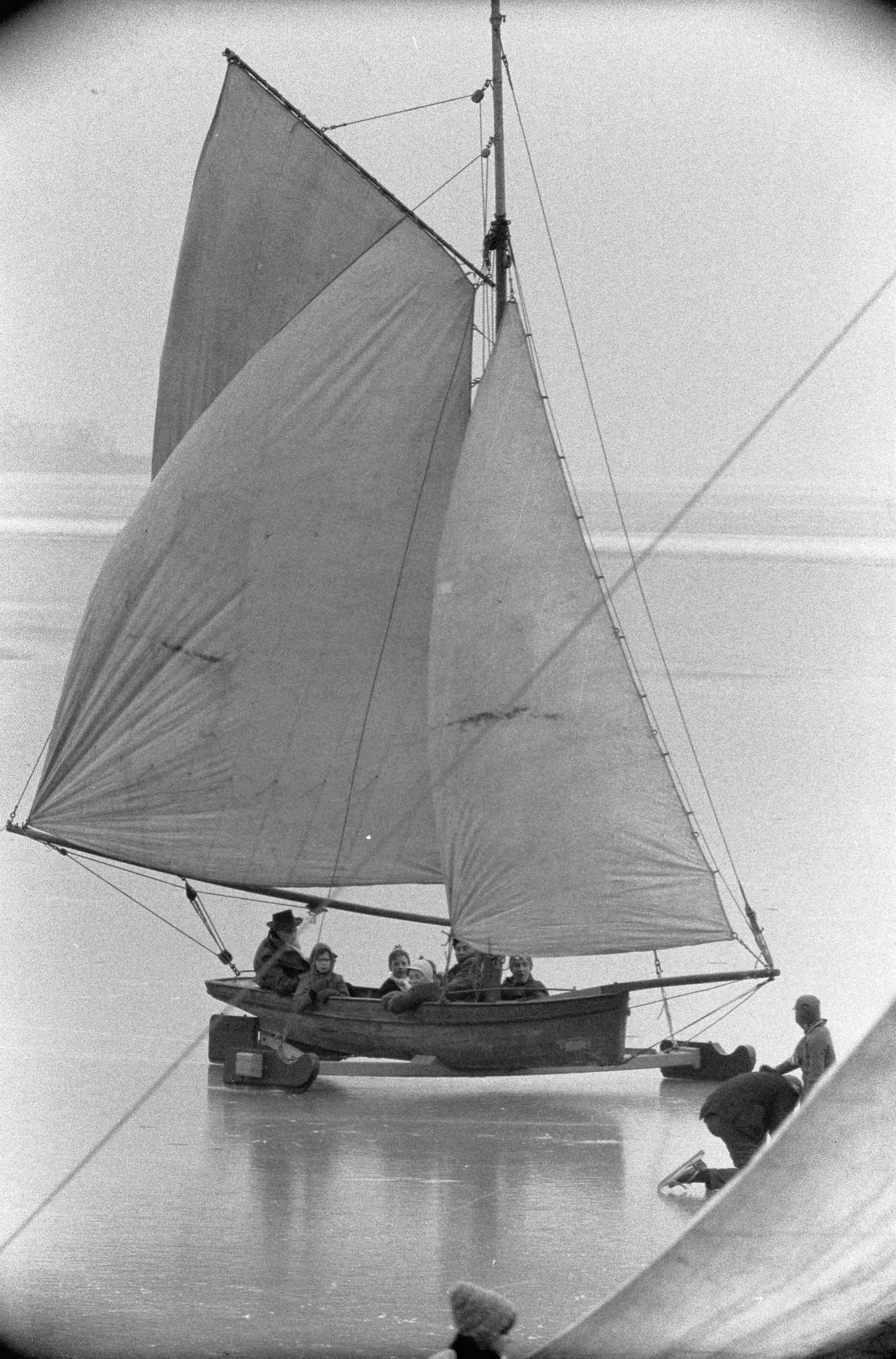 Fotocollectie Anefo — IJszeilen op de Gouwzee bij Monnickendam — Foto: Pot, Harry / Anefo. Licentie: Set B: Rechtenvrij / Publiek Domein. Bron: Nationaal Archief. http://hdl.handle.net/10648/a9c7190e-d0b4-102d-bcf8-003048976d84
