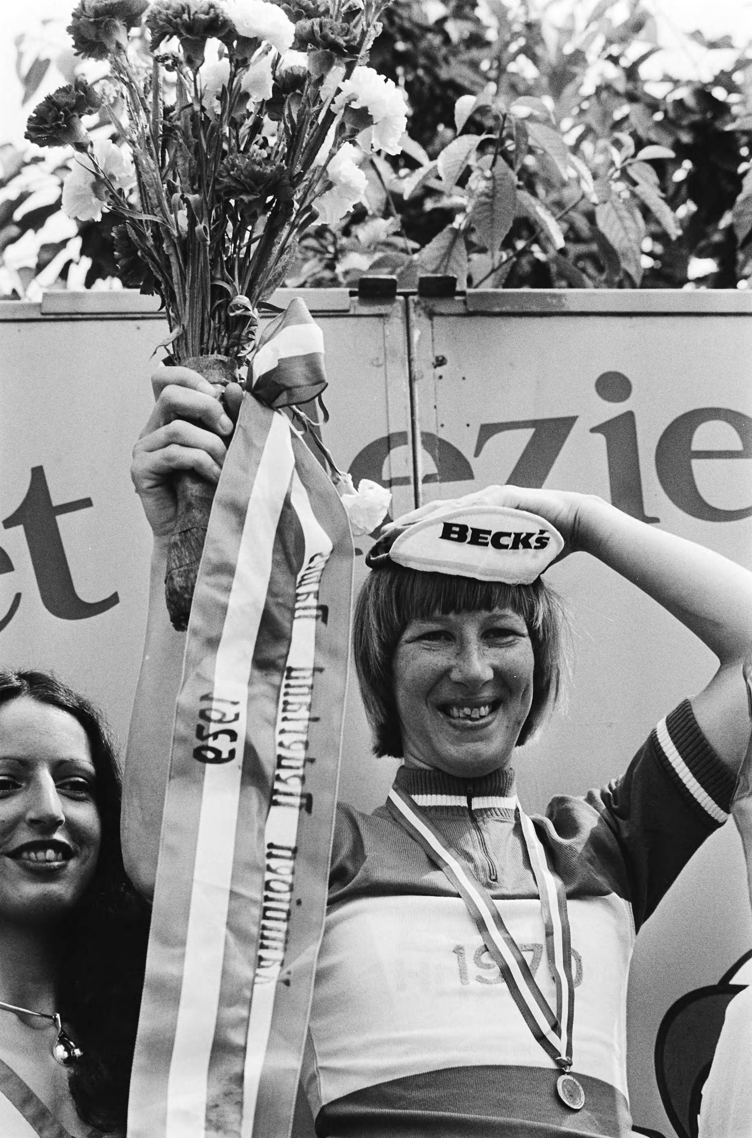 Nederlandse Kampioenschappen Wielrennen Dames 1979 in Geulle (Limburg) — Huldiging Tineke Fopma — Foto: Suyk, Koen / Anefo. Licentie: Set B: Rechtenvrij / Publiek Domein. Bron: Nationaal Archief. http://hdl.handle.net/10648/accc978c-d0b4-102d-bcf8-003048976d84