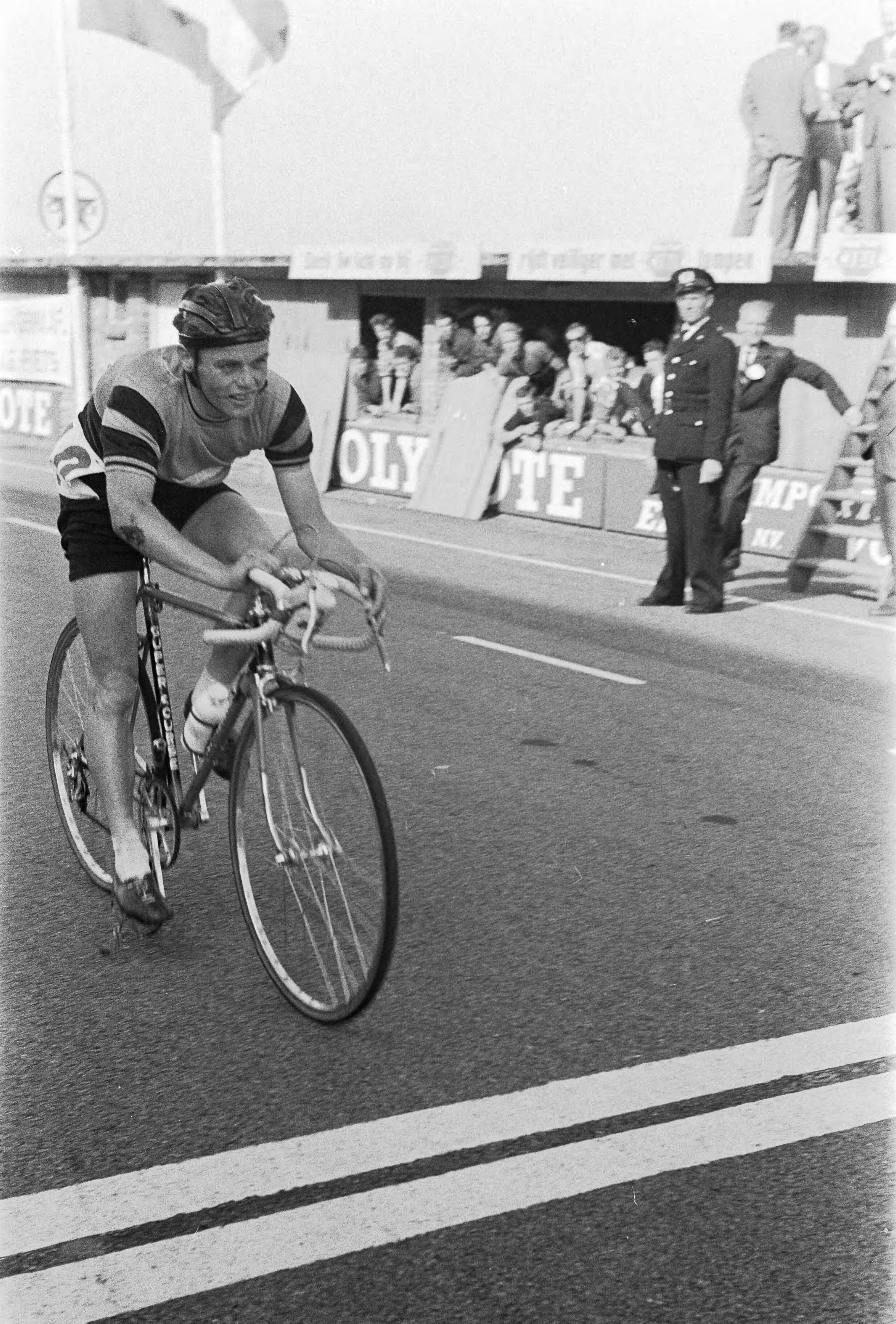 Fotocollectie Anefo — Nederlands kampioenschap wielrennen op de weg voor amateurs op het circuit van Zandvoort. Winnaar Dick Groeneweg uit Numansdorp — Foto: Pot, Harry / Anefo. Licentie: Set B: Rechtenvrij / Publiek Domein. Bron: Nationaal Archief. http://hdl.handle.net/10648/a9b1fe98-d0b4-102d-bcf8-003048976d84