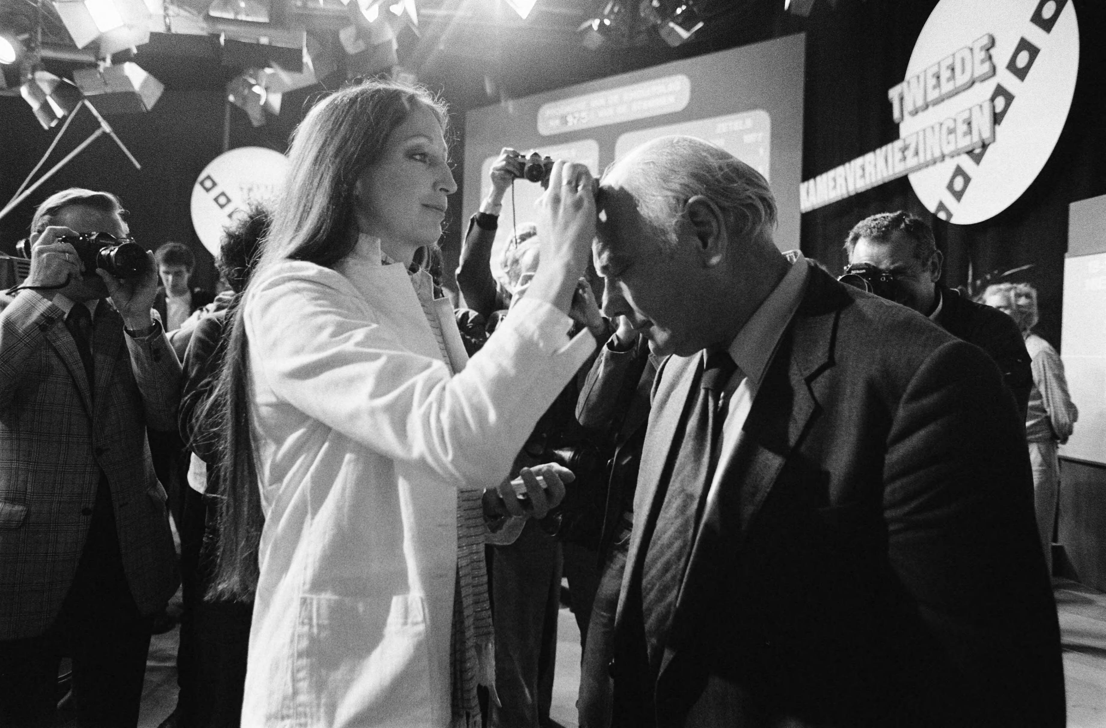 Fotocollectie Anefo — TV-uitzending wordt in NOS-studio in Hilversum opgenomen de verkiezingen met lijststrekkers van de grote partijen; — Foto: Dijk, Hans van / Anefo. Licentie: Set B: Rechtenvrij / Publiek Domein. Bron: Nationaal Archief. http://hdl.handle.net/10648/acfcc5ec-d0b4-102d-bcf8-003048976d84